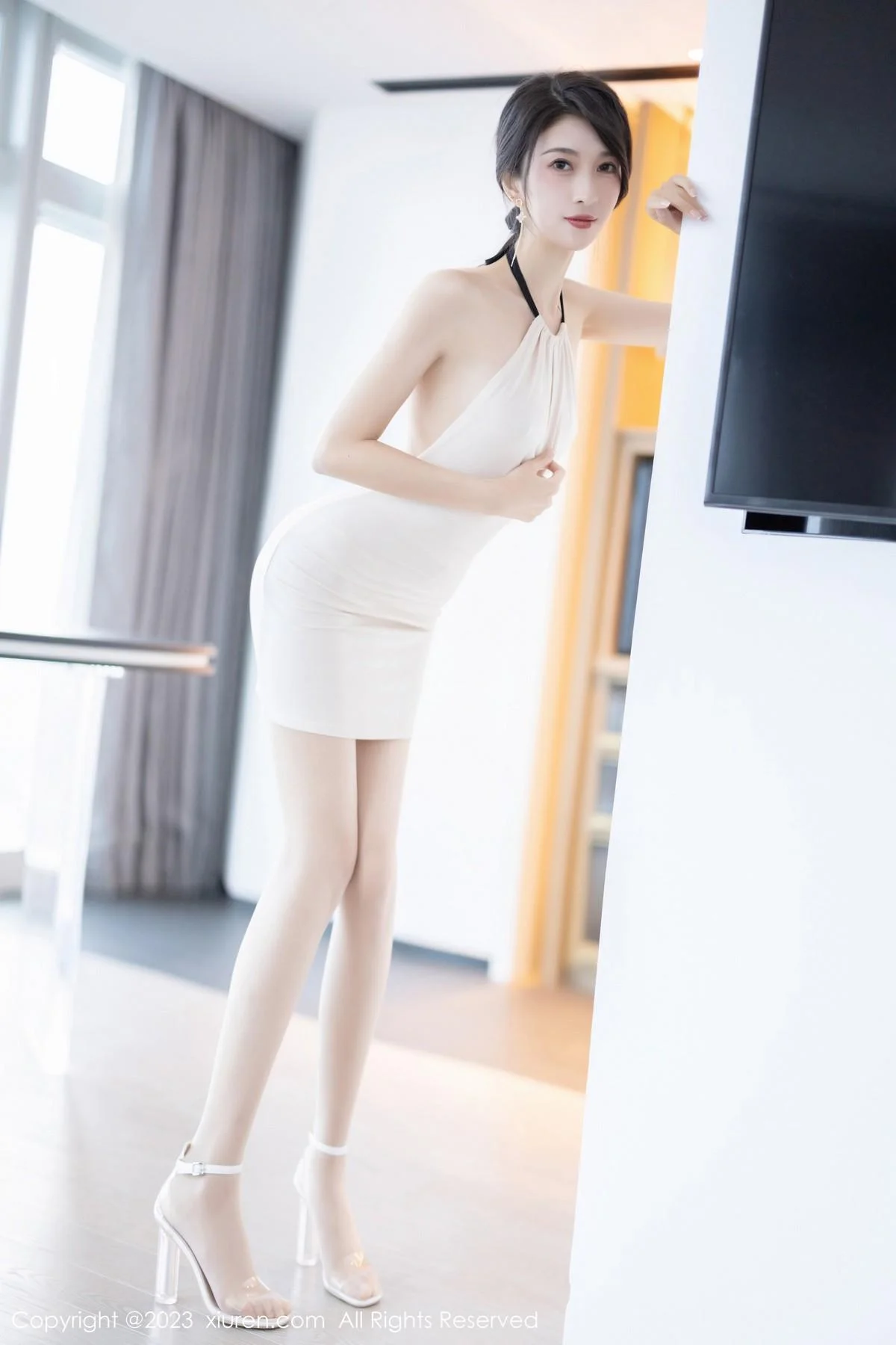 林乐一性感米色连身短裙配原色丝袜秀曼妙身姿迷人写真 第 1 张