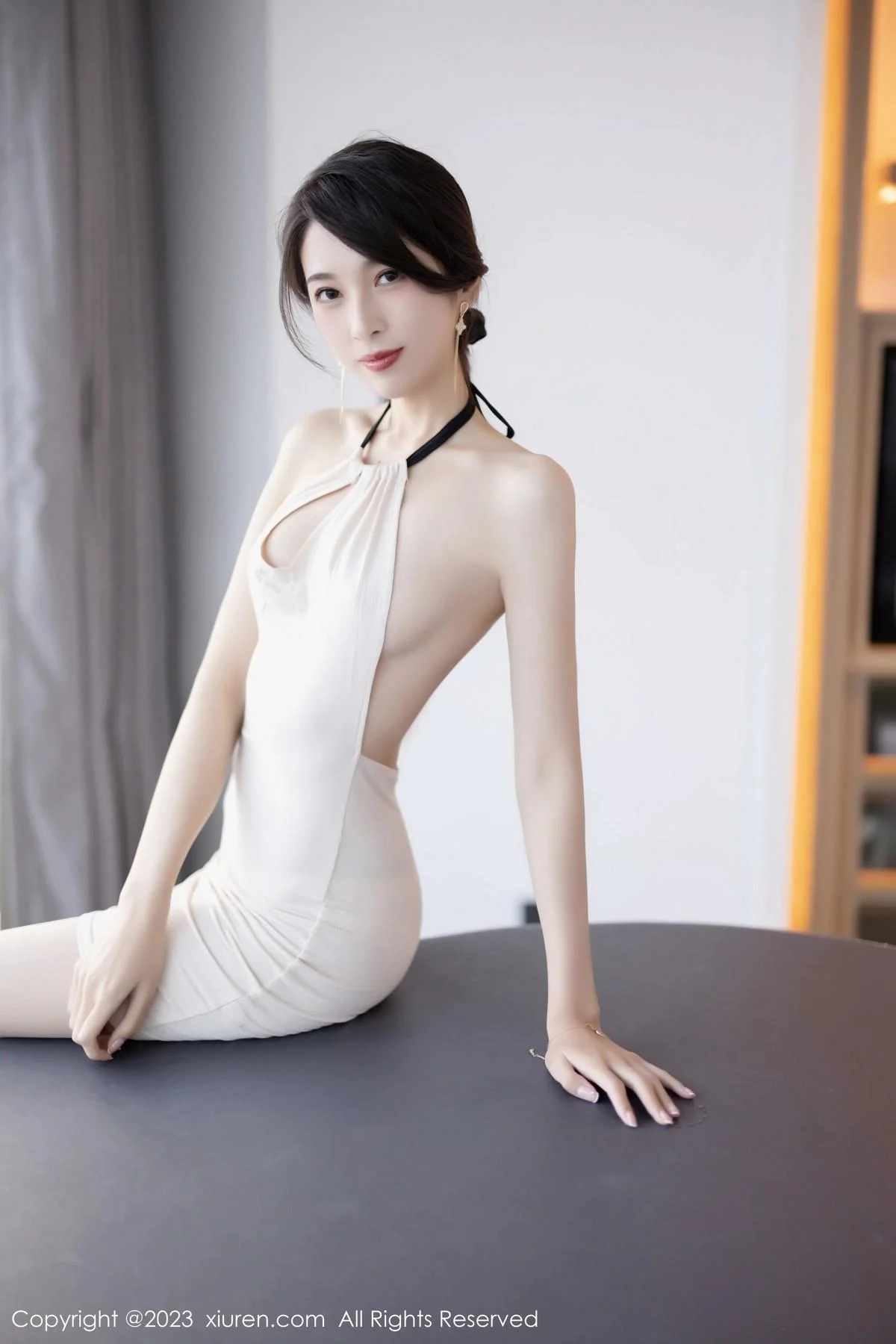 林乐一性感米色连身短裙配原色丝袜秀曼妙身姿迷人写真 第 11 张