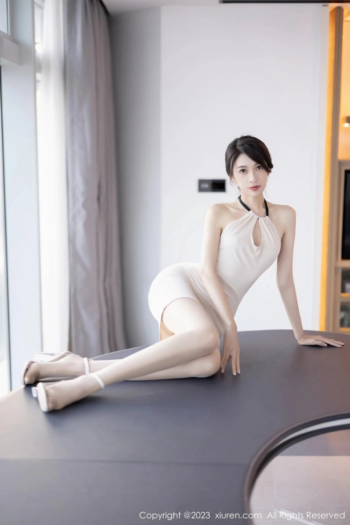 林乐一性感米色连身短裙配原色丝袜秀曼妙身姿迷人写真 第 16 张