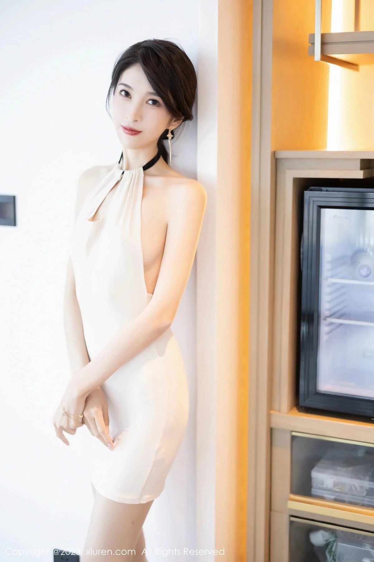 林乐一性感米色连身短裙配原色丝袜秀曼妙身姿迷人写真 第 2 张