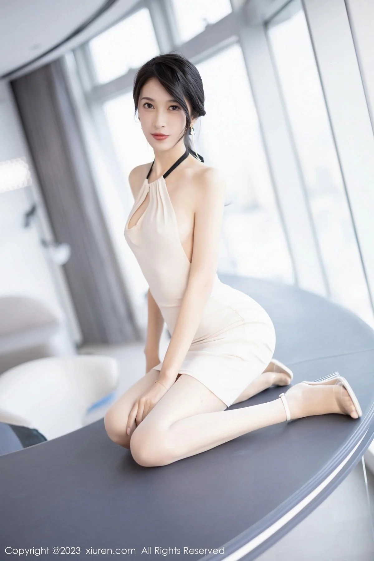 林乐一性感米色连身短裙配原色丝袜秀曼妙身姿迷人写真 第 21 张