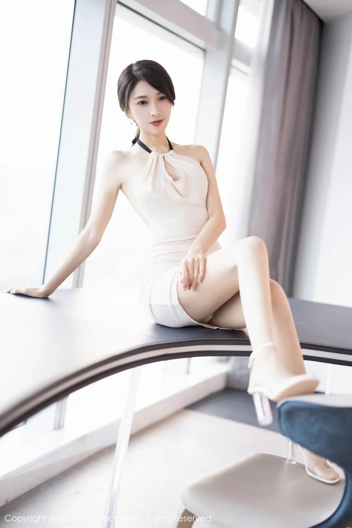 林乐一性感米色连身短裙配原色丝袜秀曼妙身姿迷人写真 第 24 张