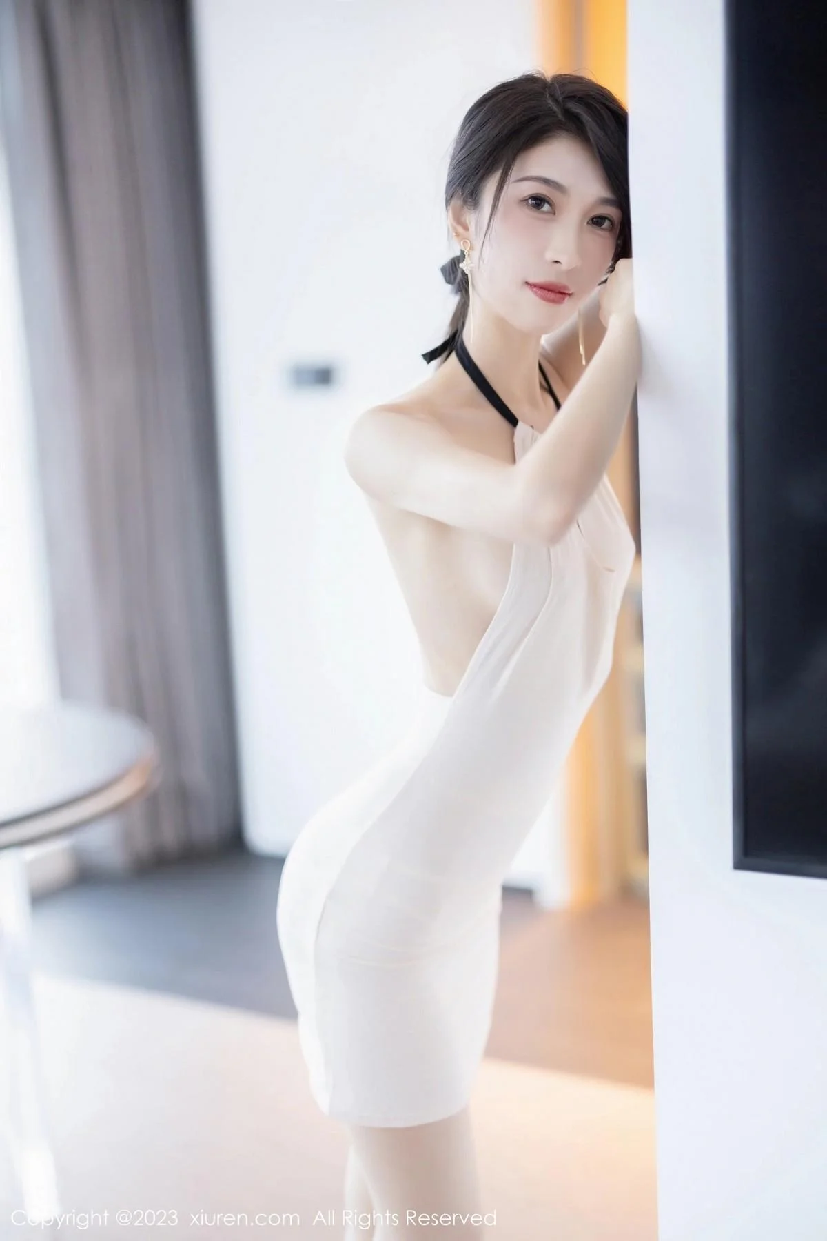 林乐一性感米色连身短裙配原色丝袜秀曼妙身姿迷人写真 第 29 张
