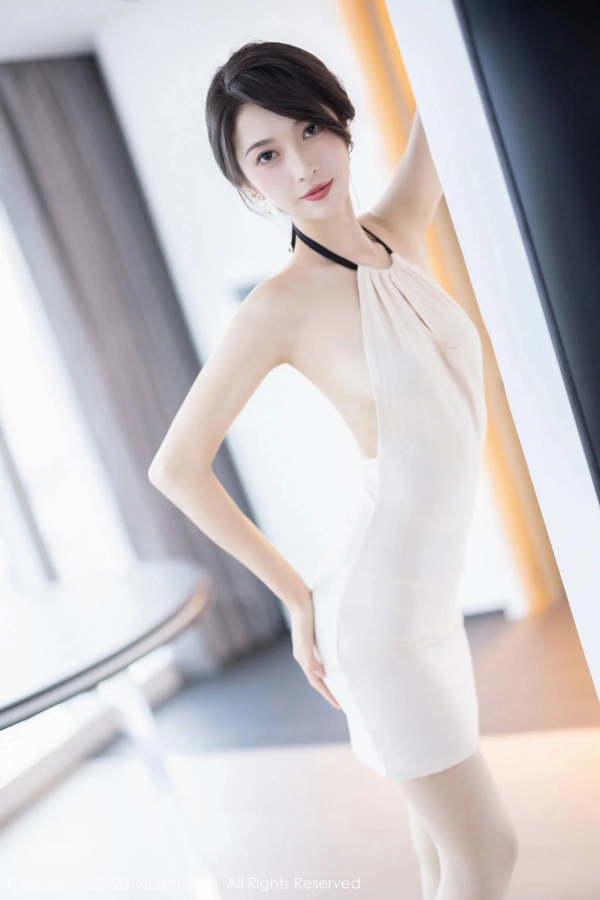 林乐一性感米色连身短裙配原色丝袜秀曼妙身姿迷人写真 第 30 张