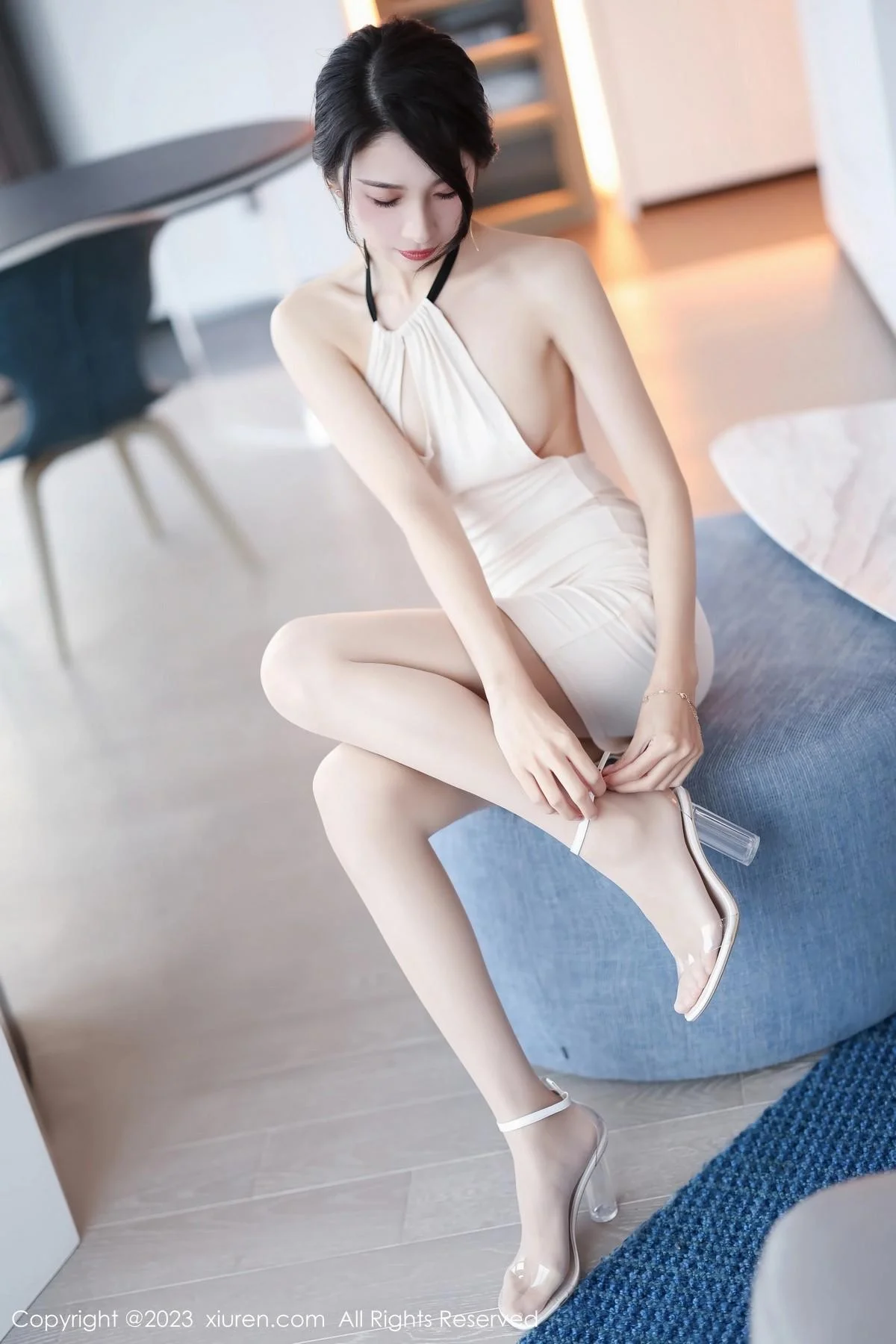 林乐一性感米色连身短裙配原色丝袜秀曼妙身姿迷人写真 第 33 张
