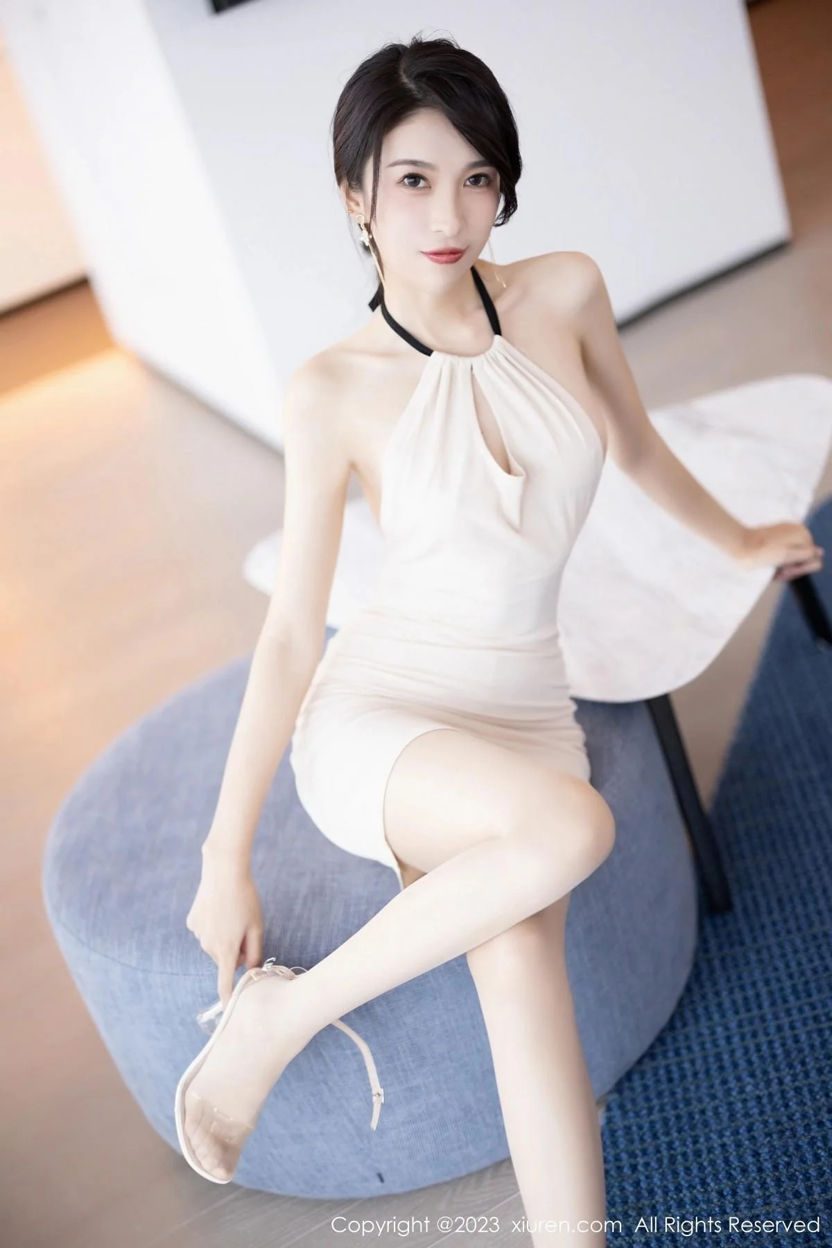 林乐一性感米色连身短裙配原色丝袜秀曼妙身姿迷人写真 第 35 张