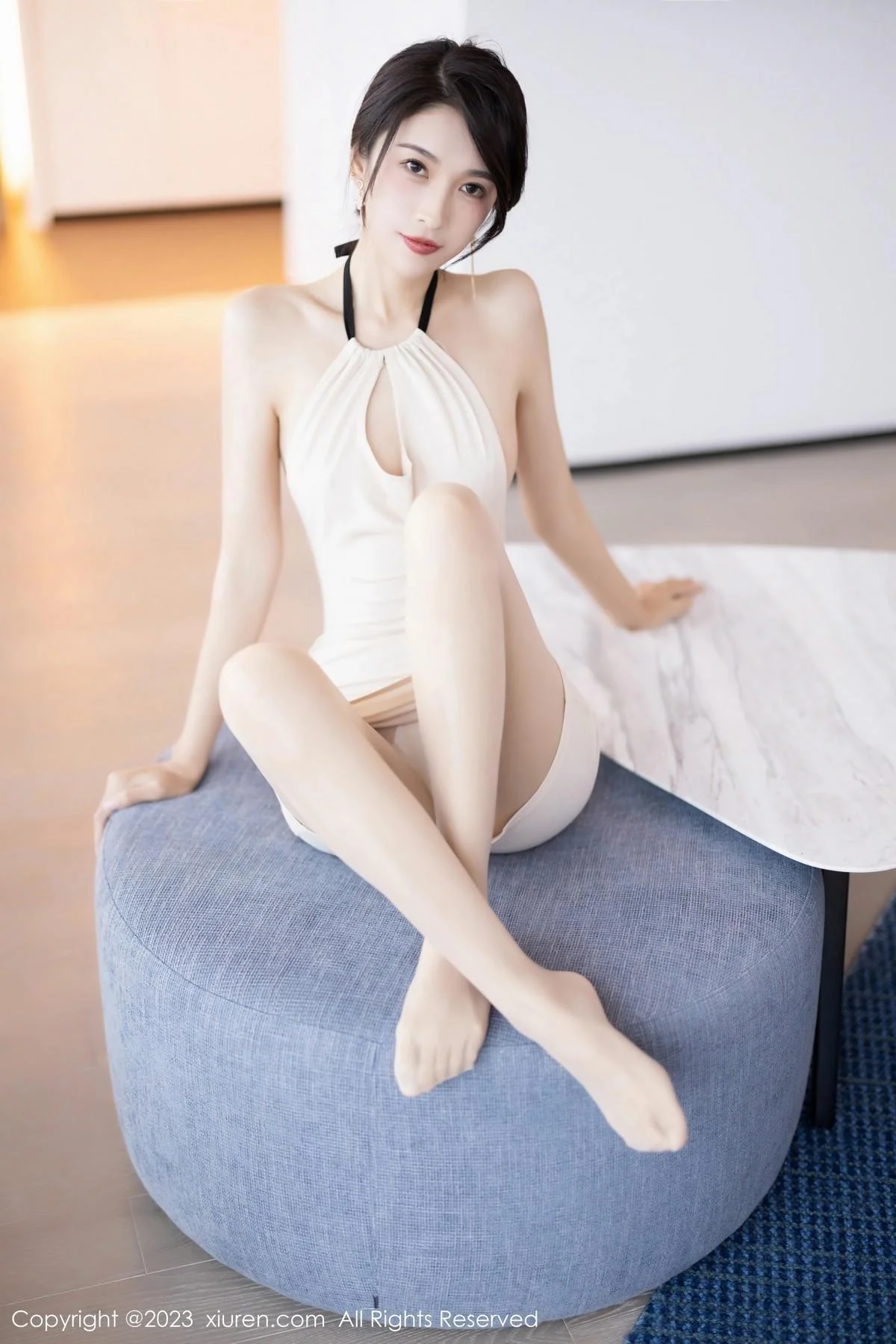 林乐一性感米色连身短裙配原色丝袜秀曼妙身姿迷人写真 第 36 张