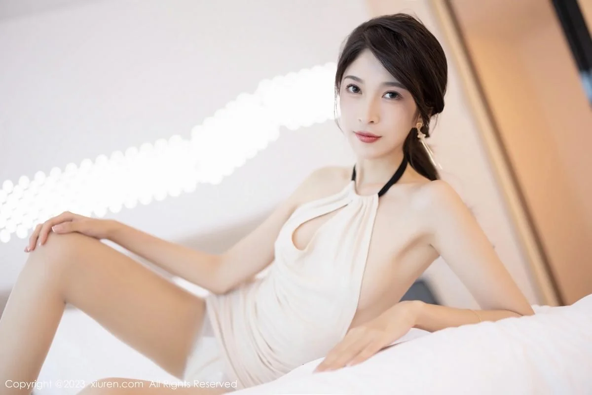 林乐一性感米色连身短裙配原色丝袜秀曼妙身姿迷人写真 第 55 张