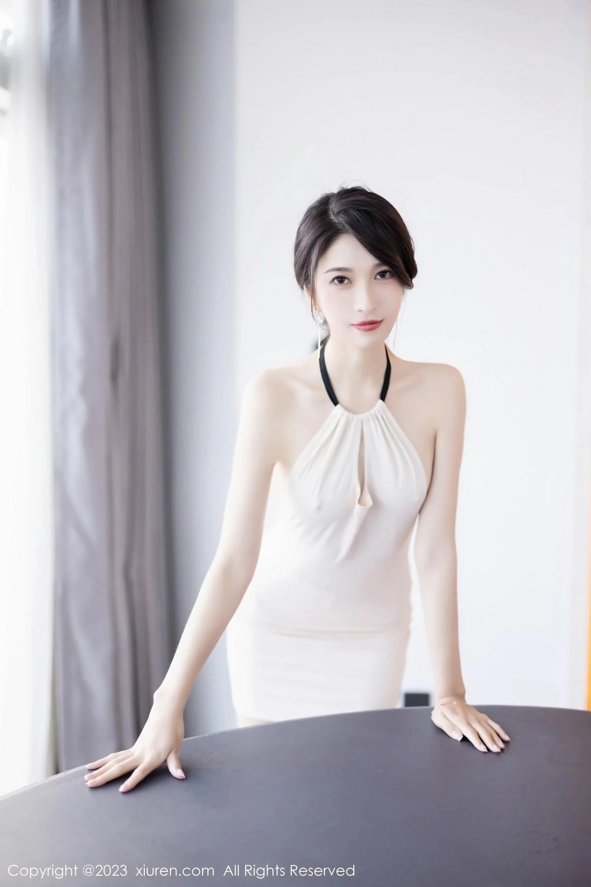 林乐一性感米色连身短裙配原色丝袜秀曼妙身姿迷人写真 第 7 张