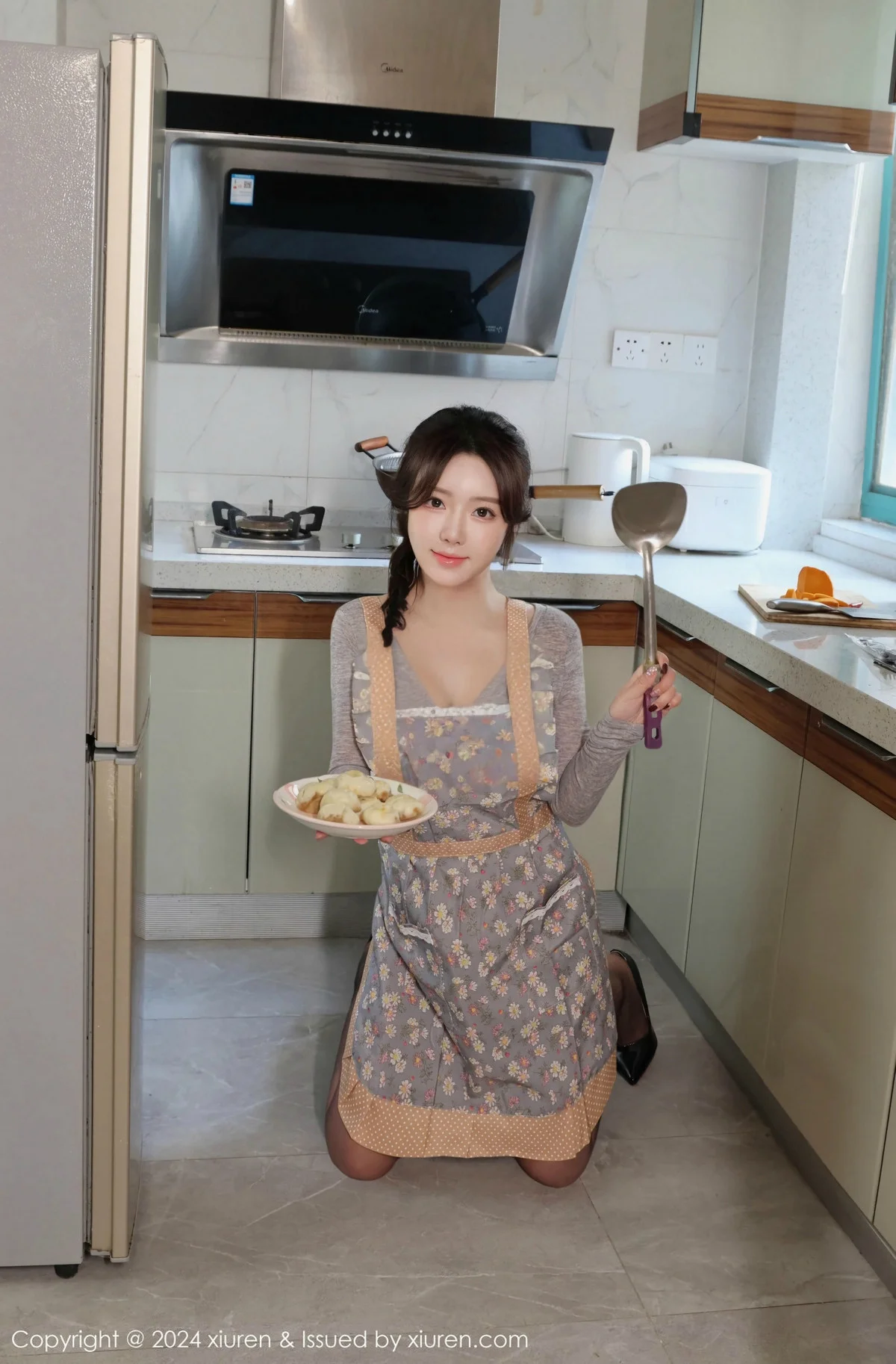 小薯条nienie聚会场景性感围裙配超薄黑丝秀曼妙身姿绝美写真 第 85 张