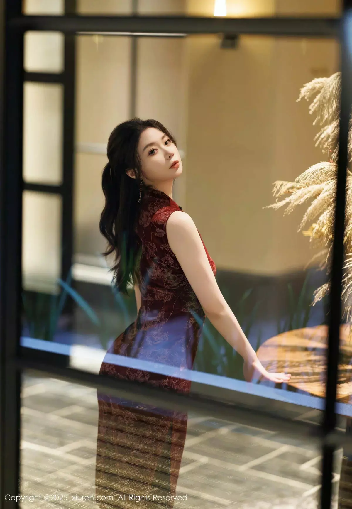 梦心玥红色旗袍露紫色情趣服饰配黑丝袜秀高挑身材绝美写真 第 11 张