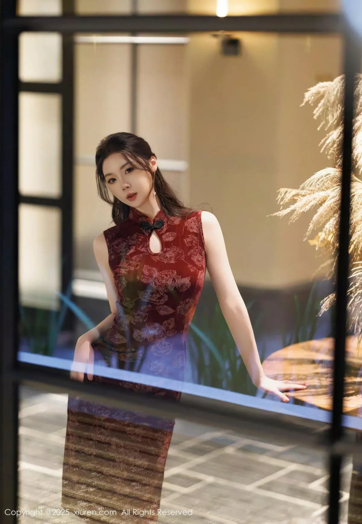 梦心玥红色旗袍露紫色情趣服饰配黑丝袜秀高挑身材绝美写真 第 13 张