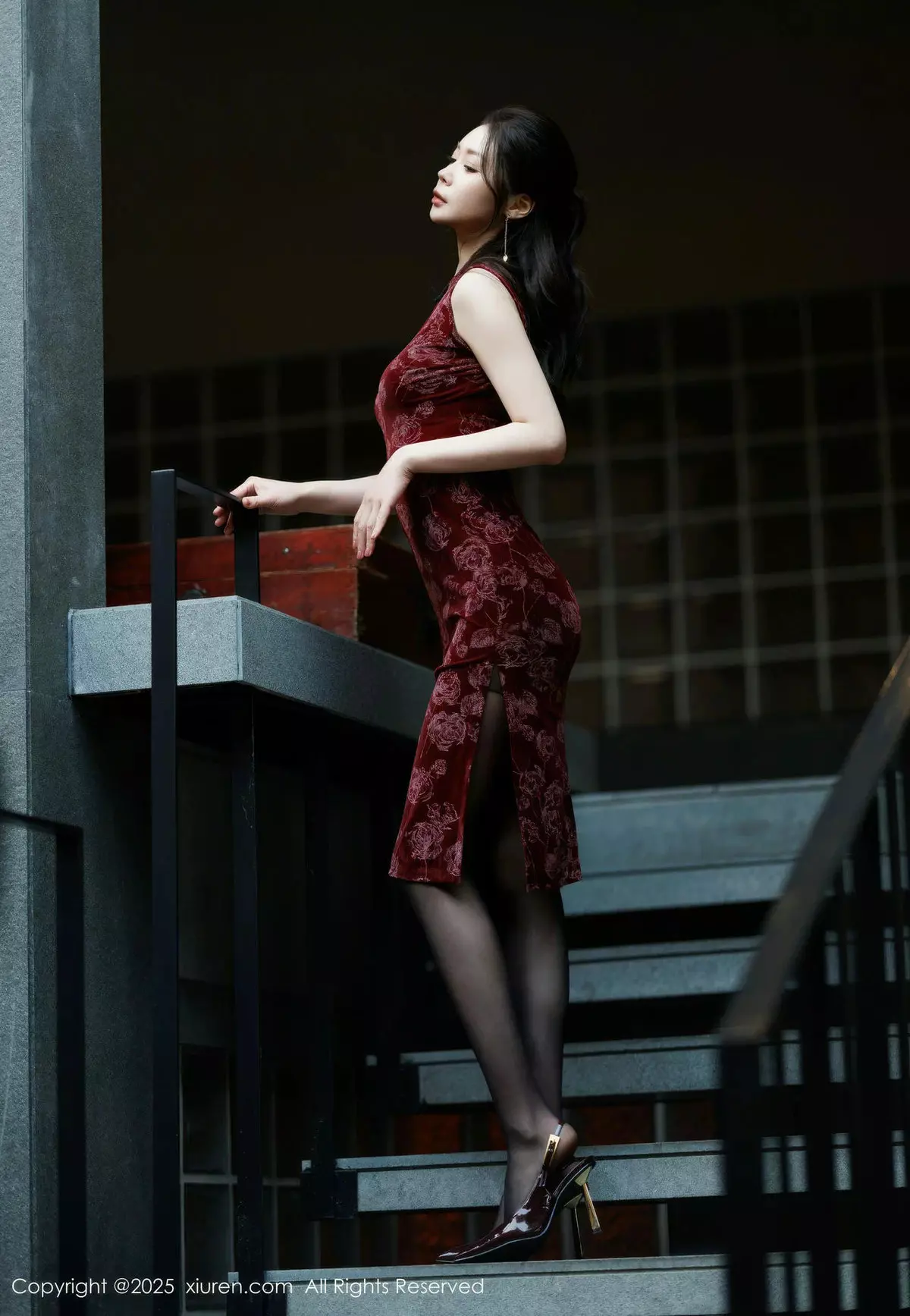 梦心玥红色旗袍露紫色情趣服饰配黑丝袜秀高挑身材绝美写真 第 18 张
