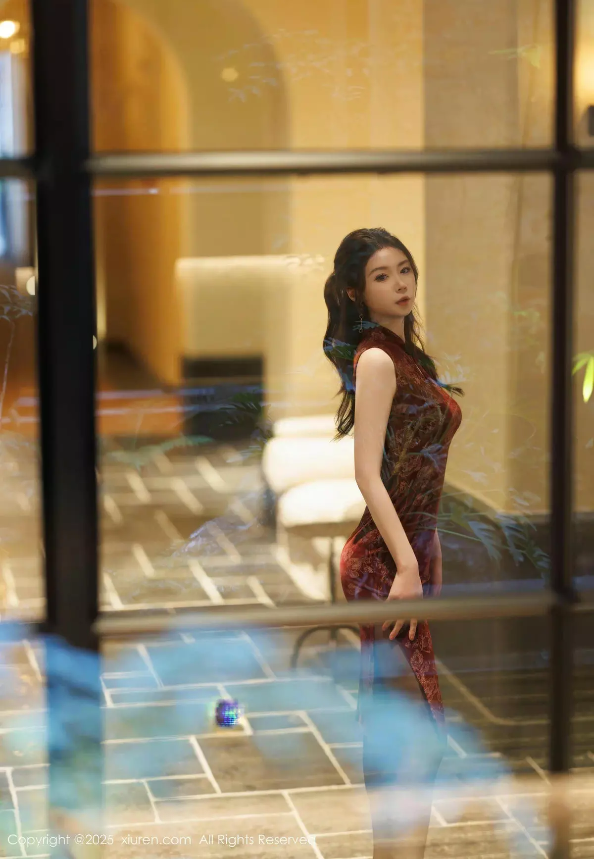 梦心玥红色旗袍露紫色情趣服饰配黑丝袜秀高挑身材绝美写真 第 4 张