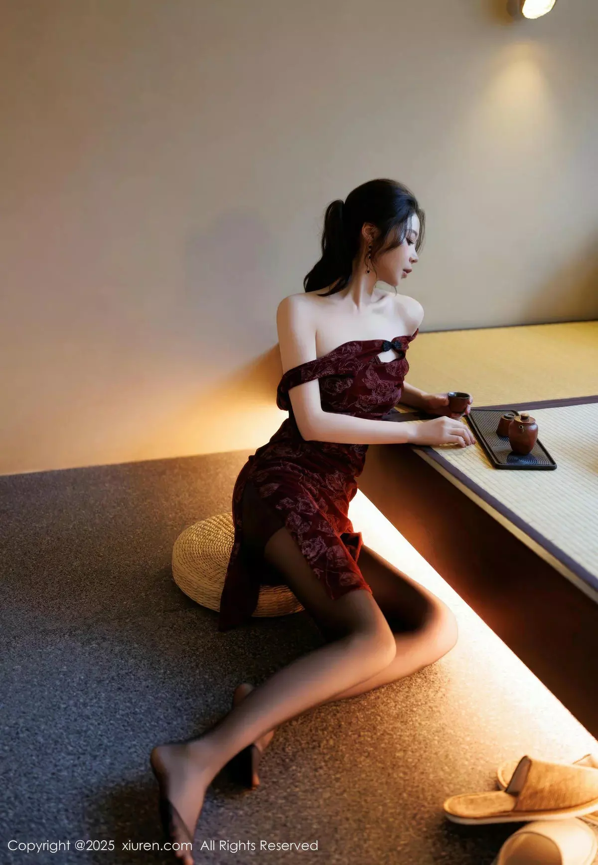 梦心玥红色旗袍露紫色情趣服饰配黑丝袜秀高挑身材绝美写真 第 41 张
