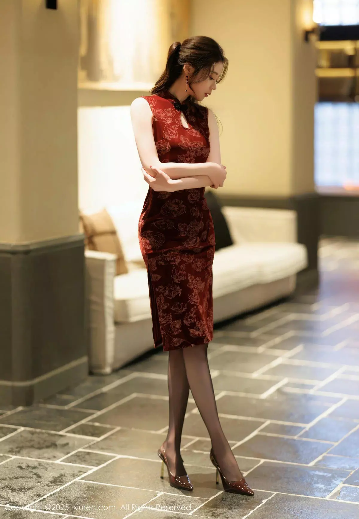 梦心玥红色旗袍露紫色情趣服饰配黑丝袜秀高挑身材绝美写真 第 6 张