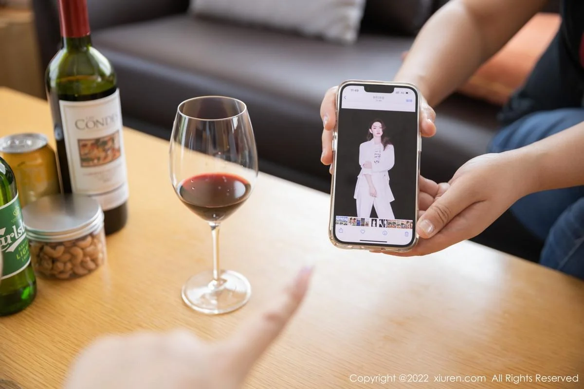 唐安琪应酬拍摄主题淡蓝上衣配白短裙露开档肉丝绝美写真 第 2 张