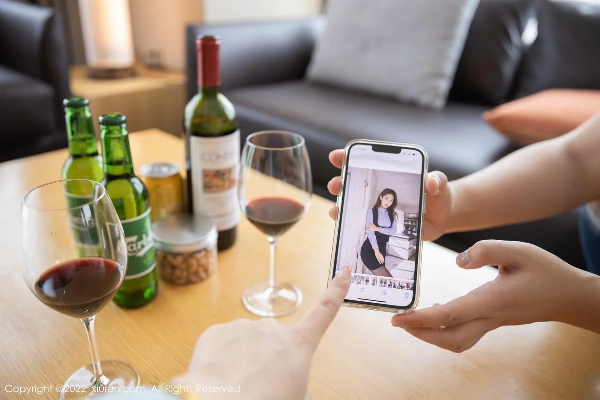 唐安琪应酬拍摄主题淡蓝上衣配白短裙露开档肉丝绝美写真 第 3 张