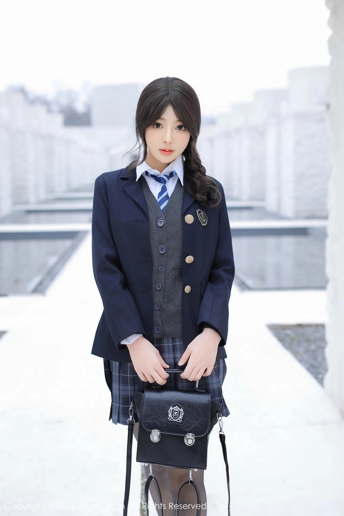 桃妖夭性感学妹制服露白色内衣配黑丝袜秀曼妙身姿绝美写真 第 2 张