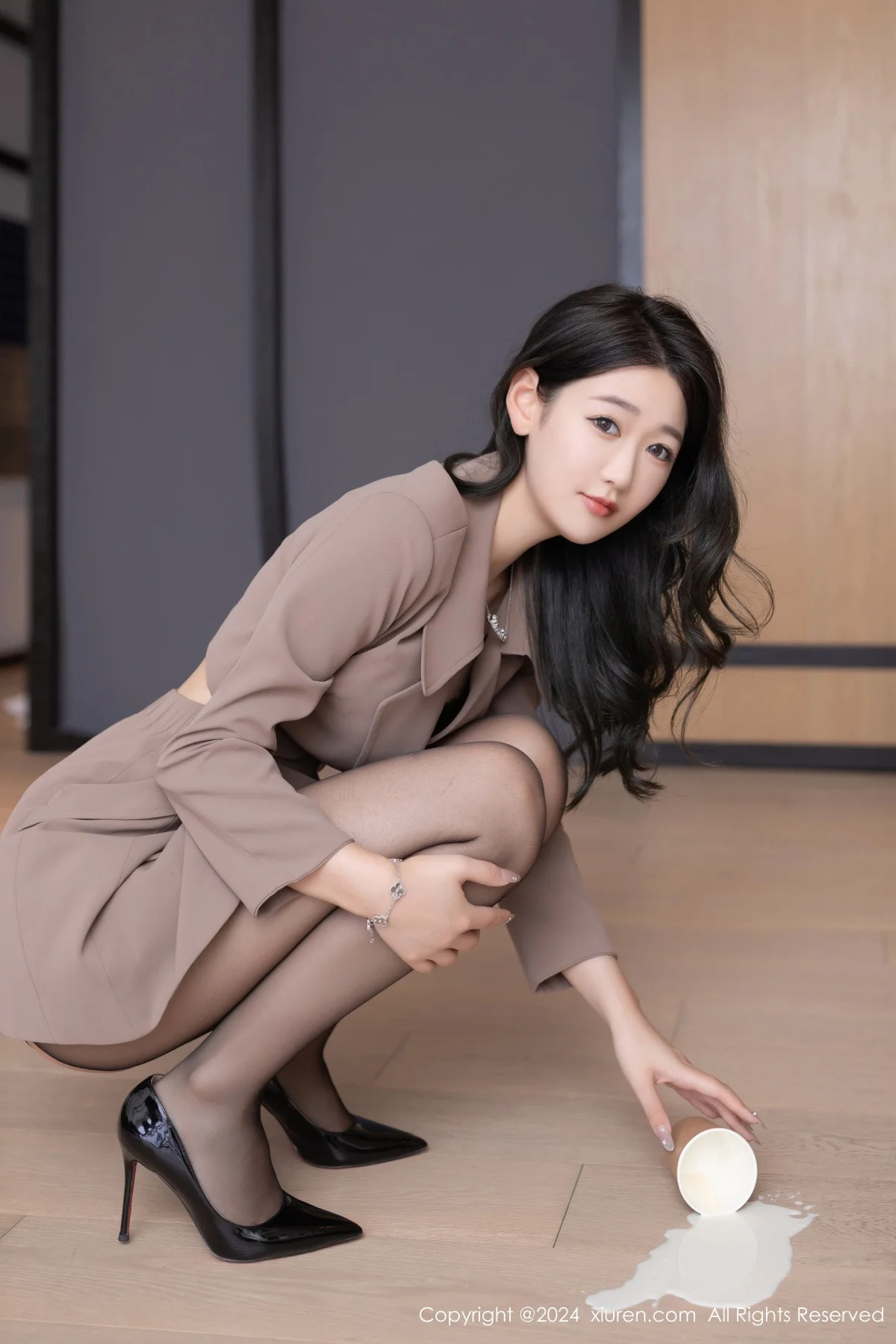 唐安琪性感秘书OL服饰露黑色蕾丝内衣秀曼妙身姿迷人写真 第 26 张