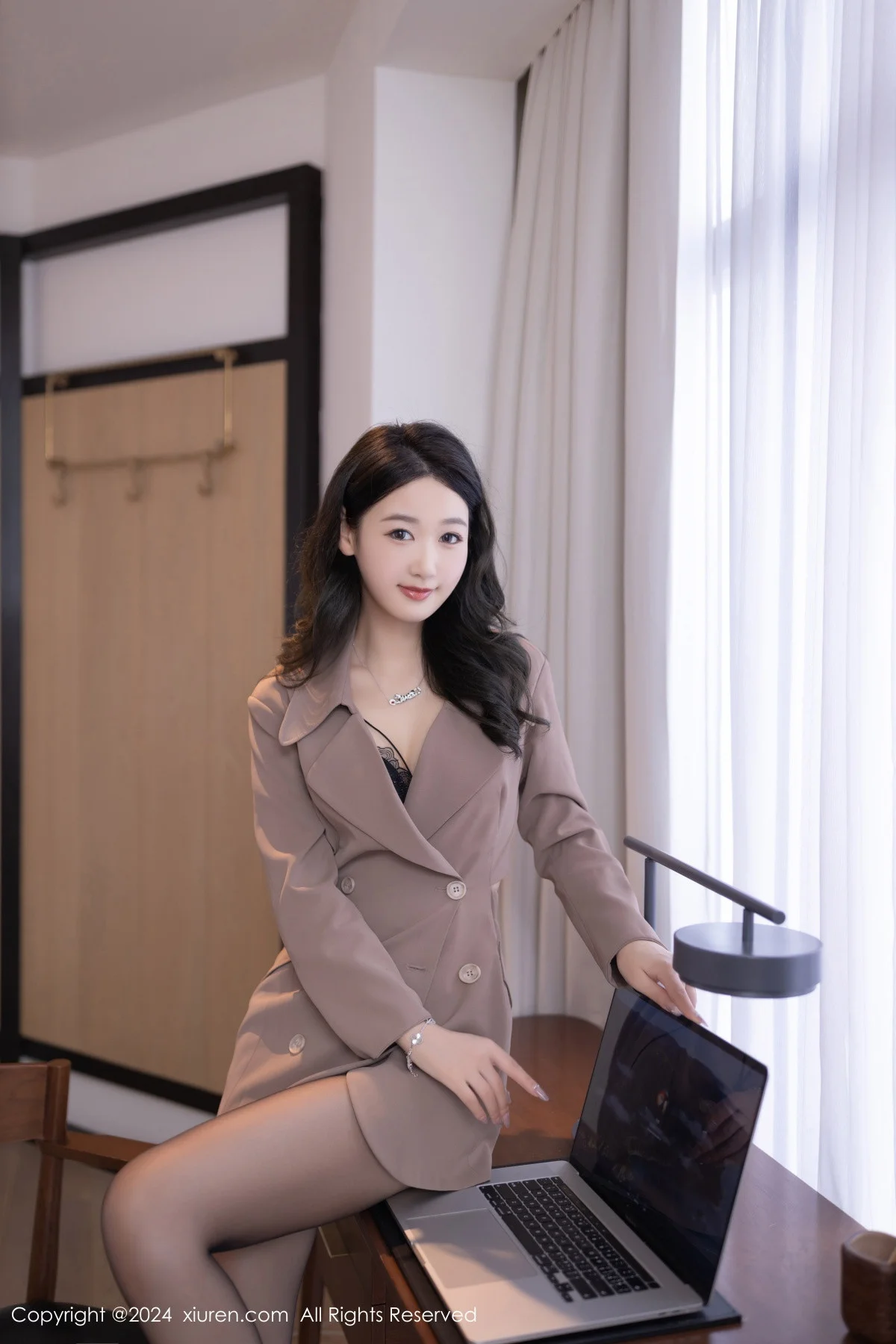 唐安琪性感秘书OL服饰露黑色蕾丝内衣秀曼妙身姿迷人写真 第 4 张