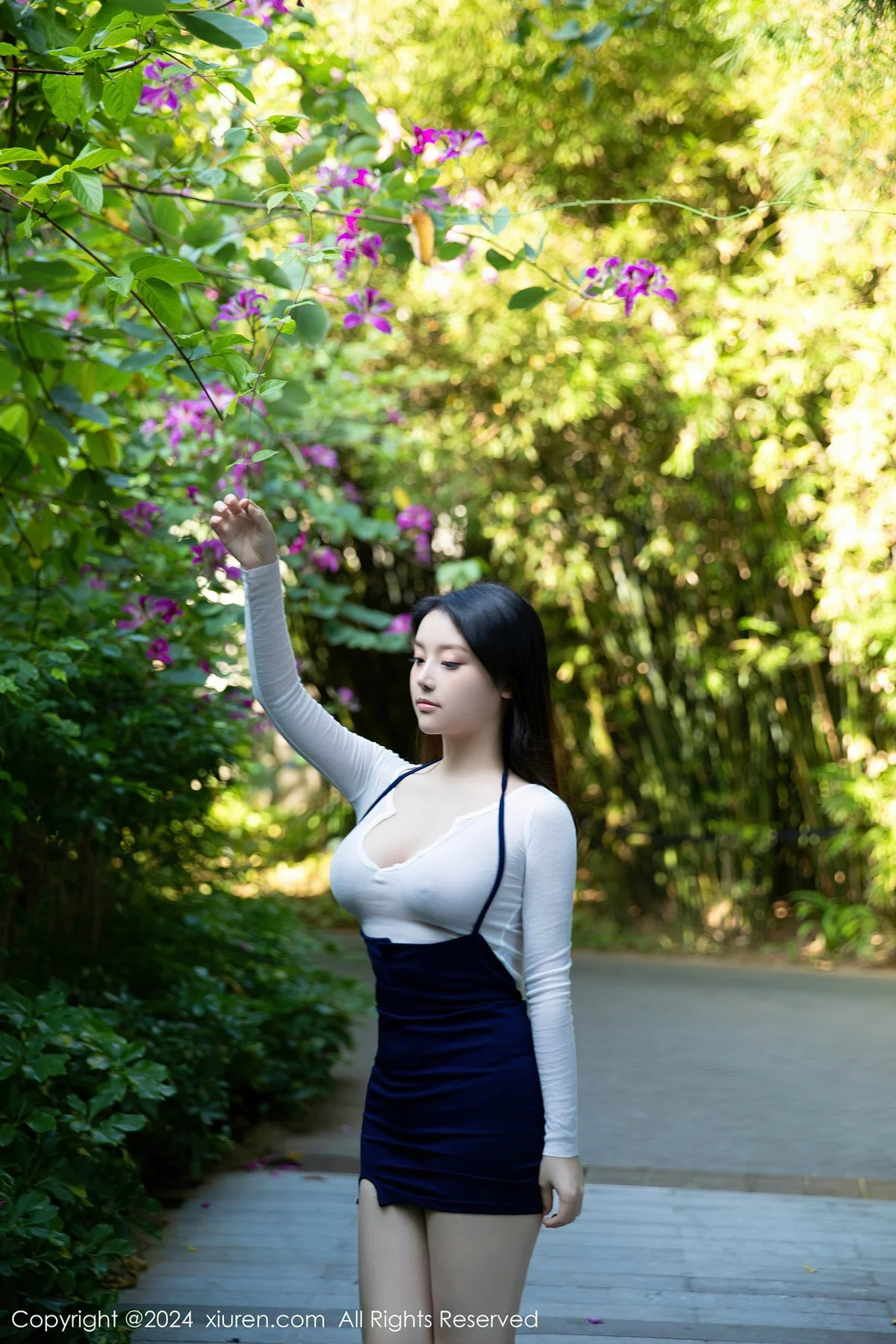 豆瓣酱户外场景性感轻透白色上衣秀丰满身材撩人绝美写真 第 1 张
