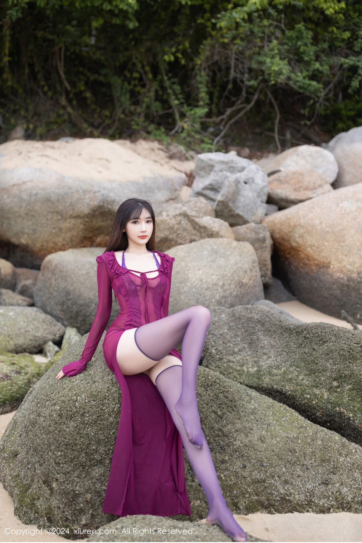 陆萱萱海边场景紫色情趣内衣配紫色丝袜秀惹火身材绝美写真 第 12 张