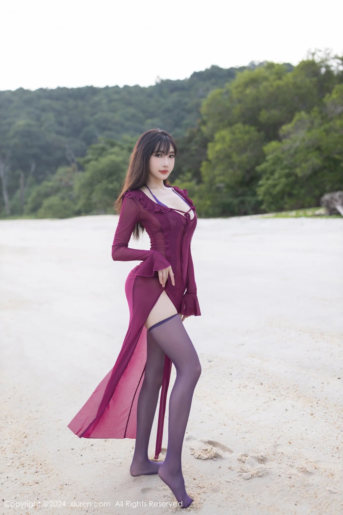 陆萱萱海边场景紫色情趣内衣配紫色丝袜秀惹火身材绝美写真 第 2 张