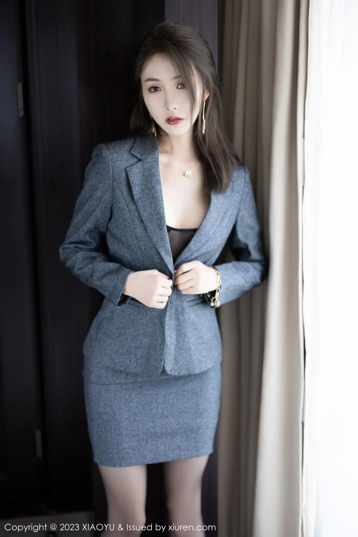 苏苏阿脱深灰制服露性感黑色薄透内衣秀曼妙身姿绝美写真 第 13 张