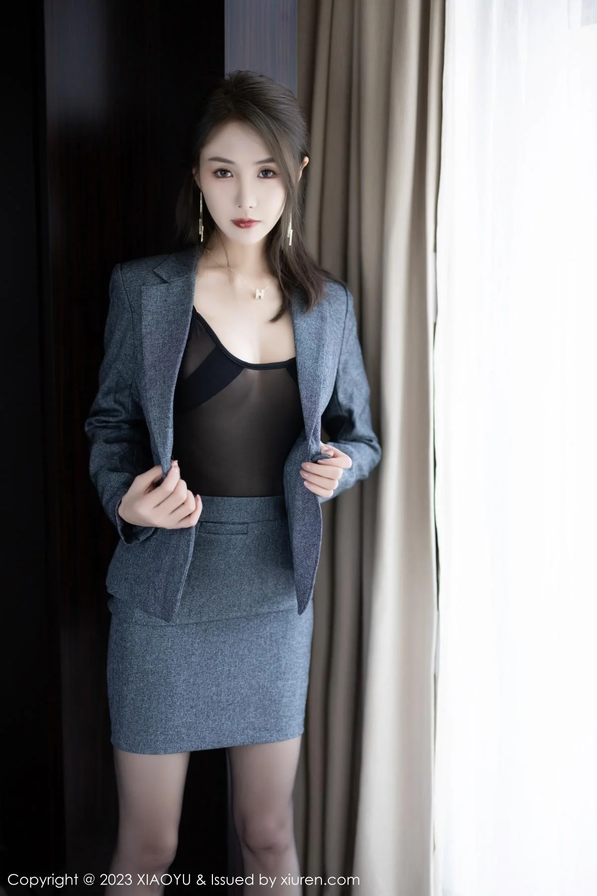 苏苏阿脱深灰制服露性感黑色薄透内衣秀曼妙身姿绝美写真 第 15 张