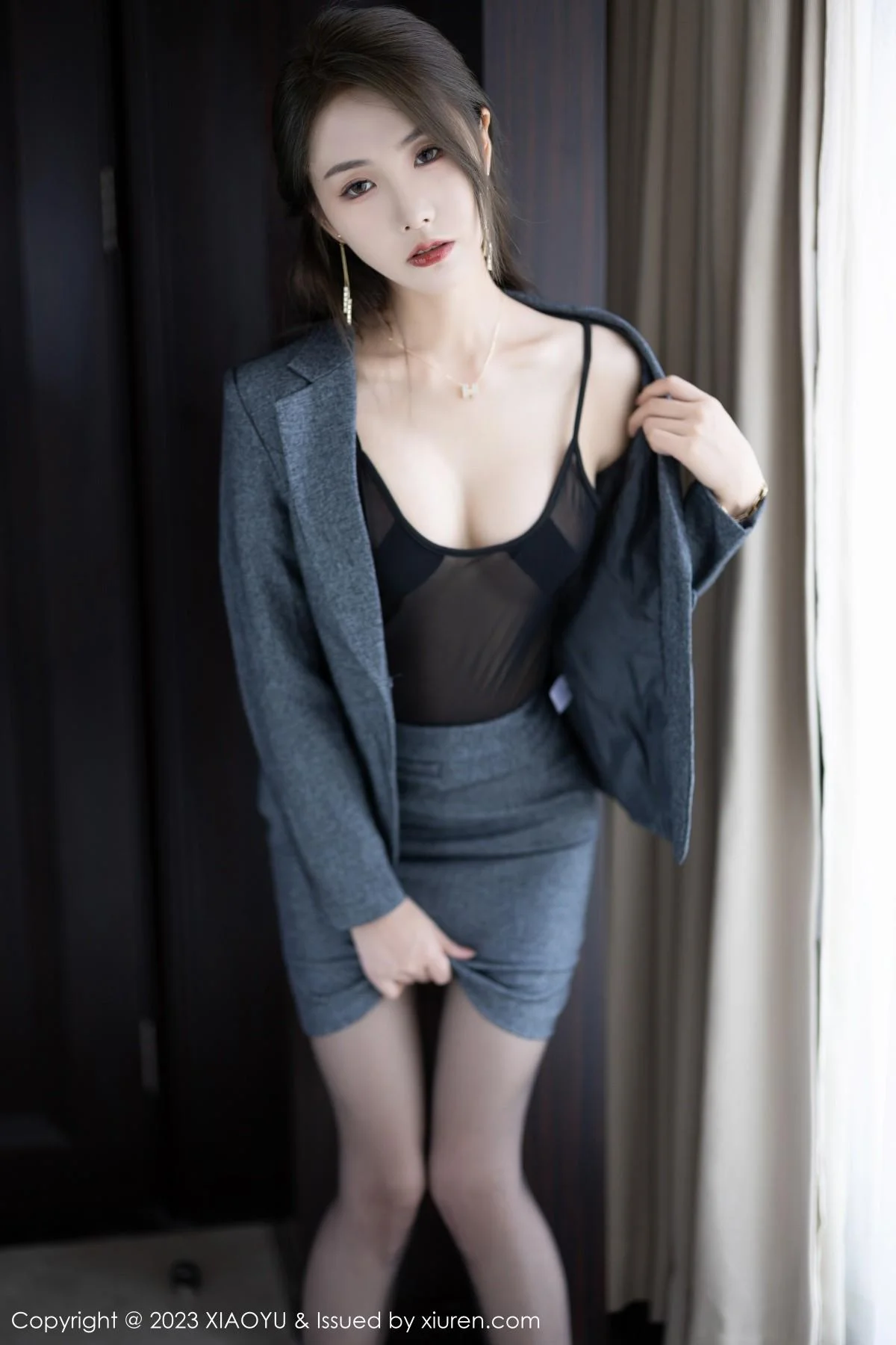 苏苏阿脱深灰制服露性感黑色薄透内衣秀曼妙身姿绝美写真 第 19 张