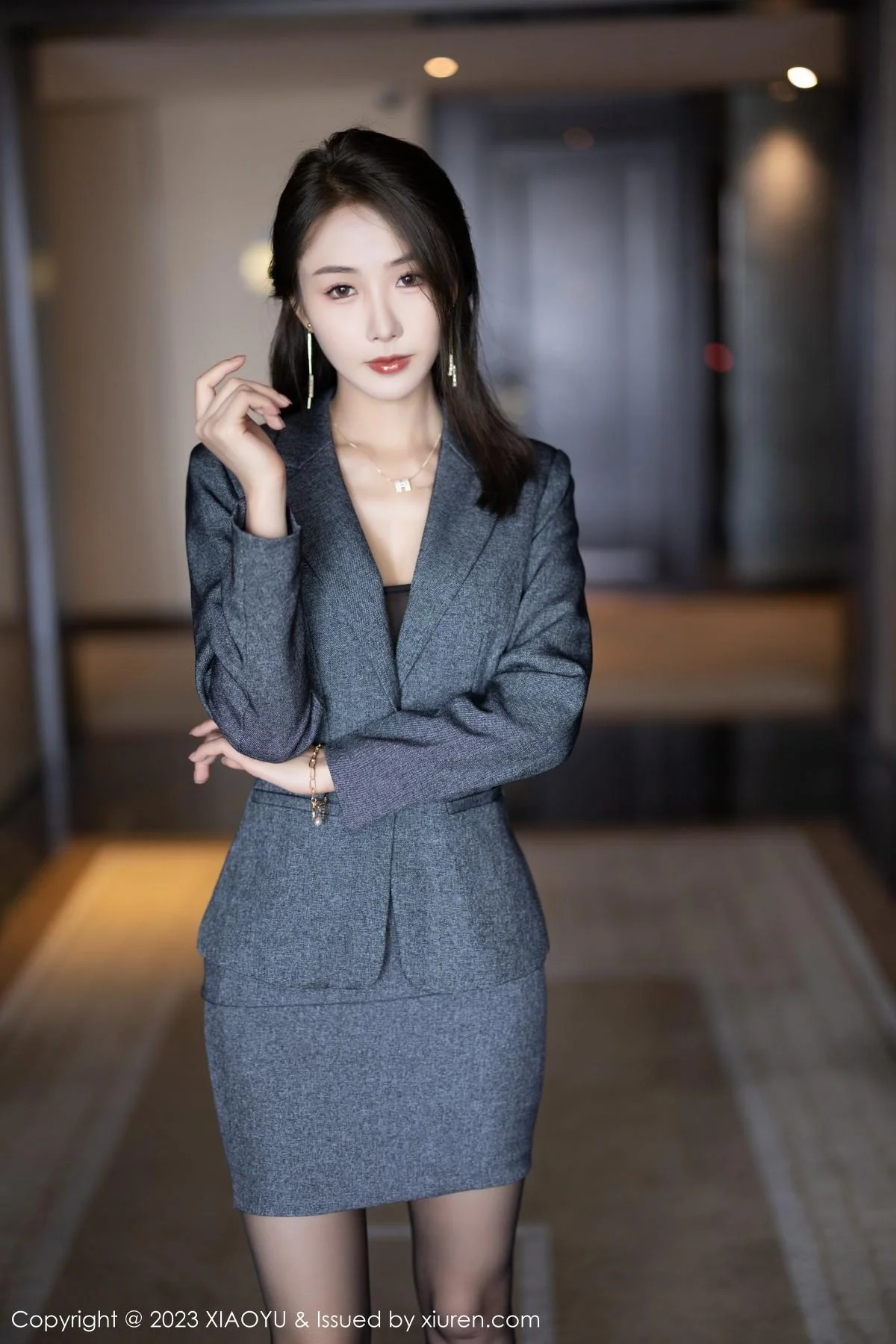 苏苏阿脱深灰制服露性感黑色薄透内衣秀曼妙身姿绝美写真 第 24 张