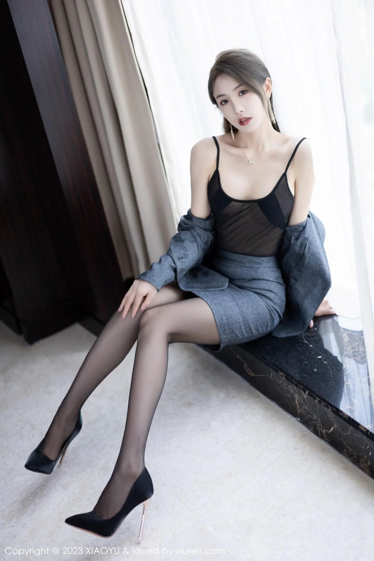 苏苏阿脱深灰制服露性感黑色薄透内衣秀曼妙身姿绝美写真 第 26 张