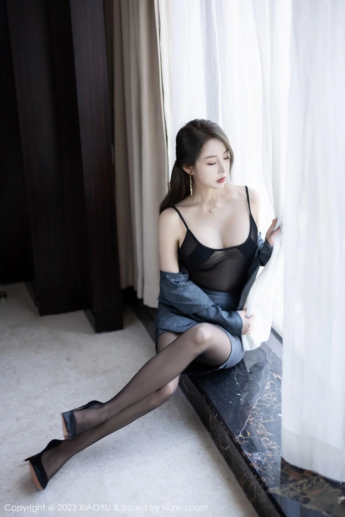 苏苏阿脱深灰制服露性感黑色薄透内衣秀曼妙身姿绝美写真 第 28 张