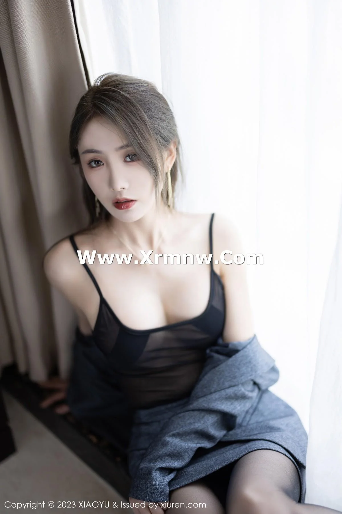 苏苏阿脱深灰制服露性感黑色薄透内衣秀曼妙身姿绝美写真 第 43 张