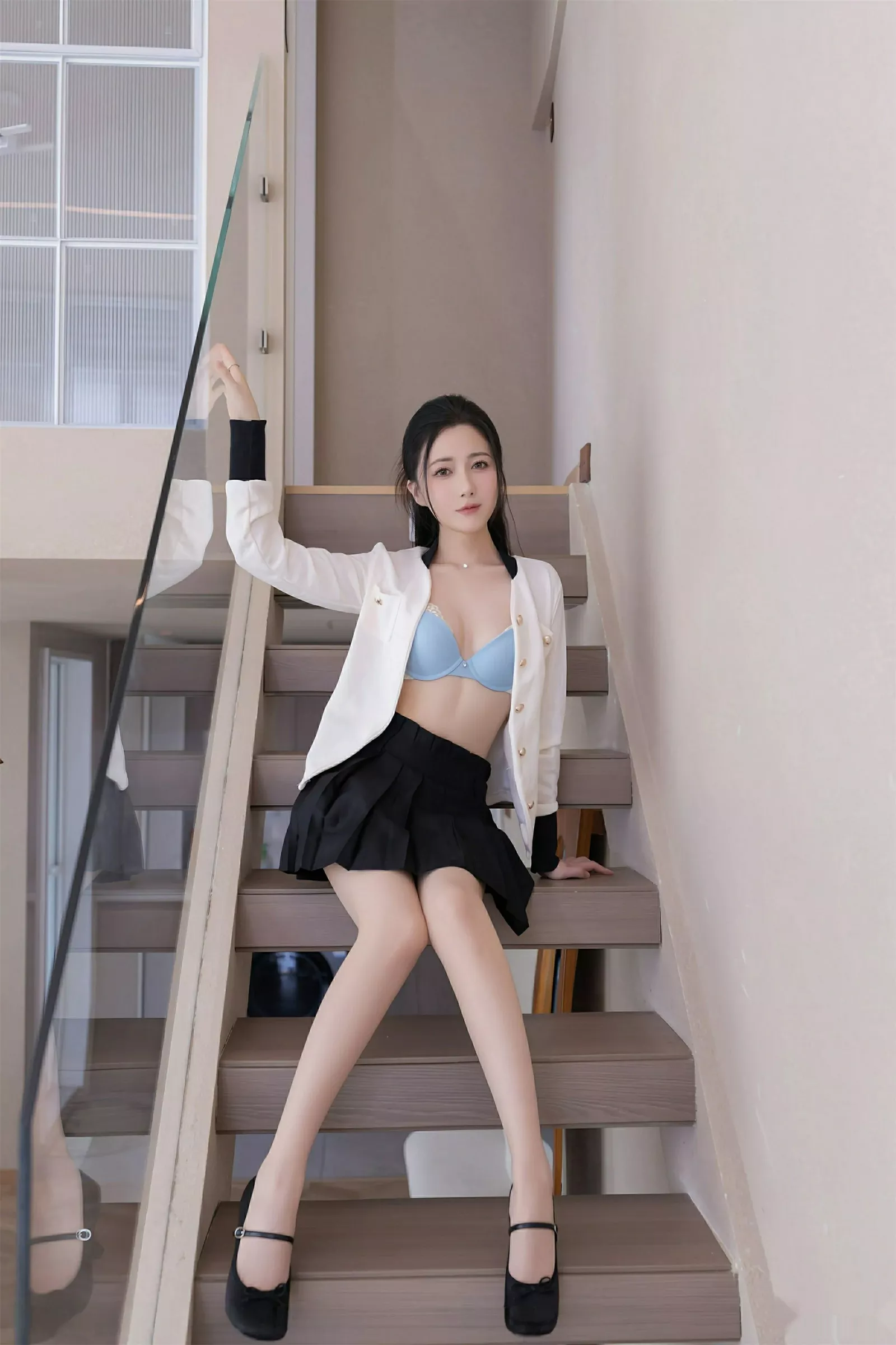 鱼子酱Fish性感白上衣配黑短裙露超薄肉丝秀曼妙身材绝美写真 第 11 张
