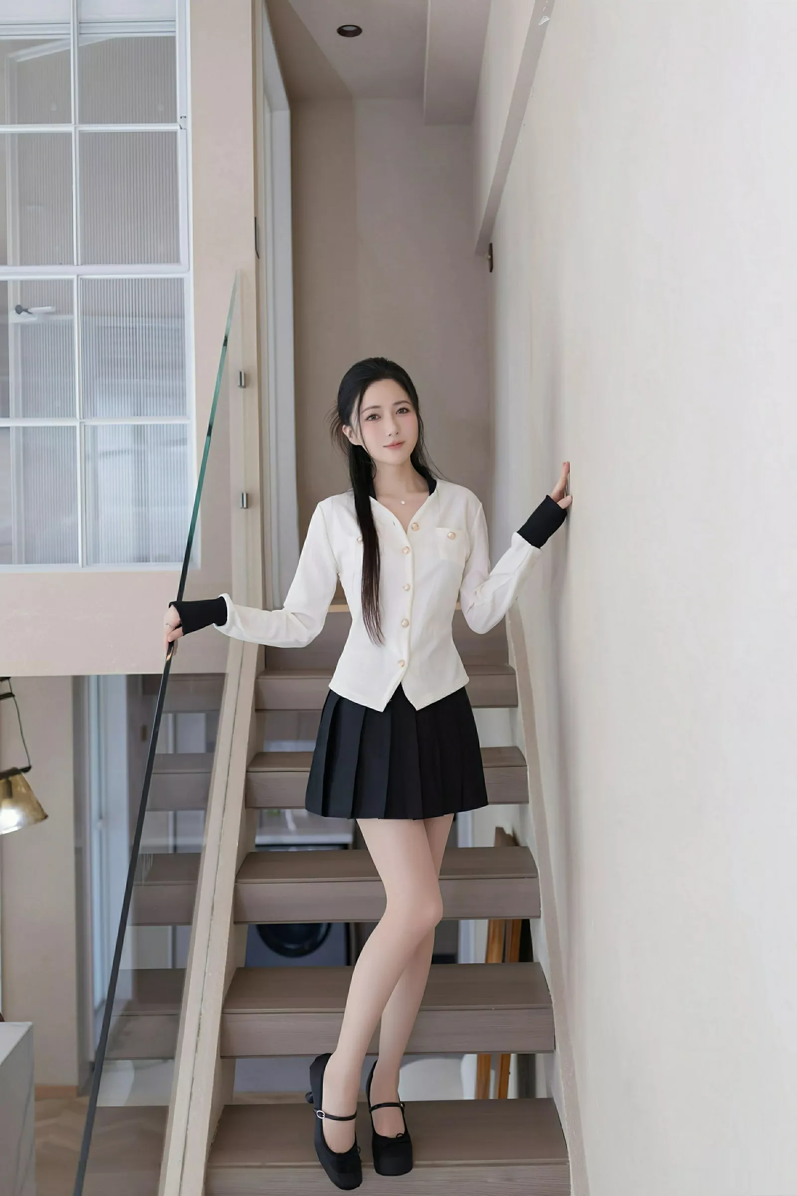 鱼子酱Fish性感白上衣配黑短裙露超薄肉丝秀曼妙身材绝美写真 第 6 张