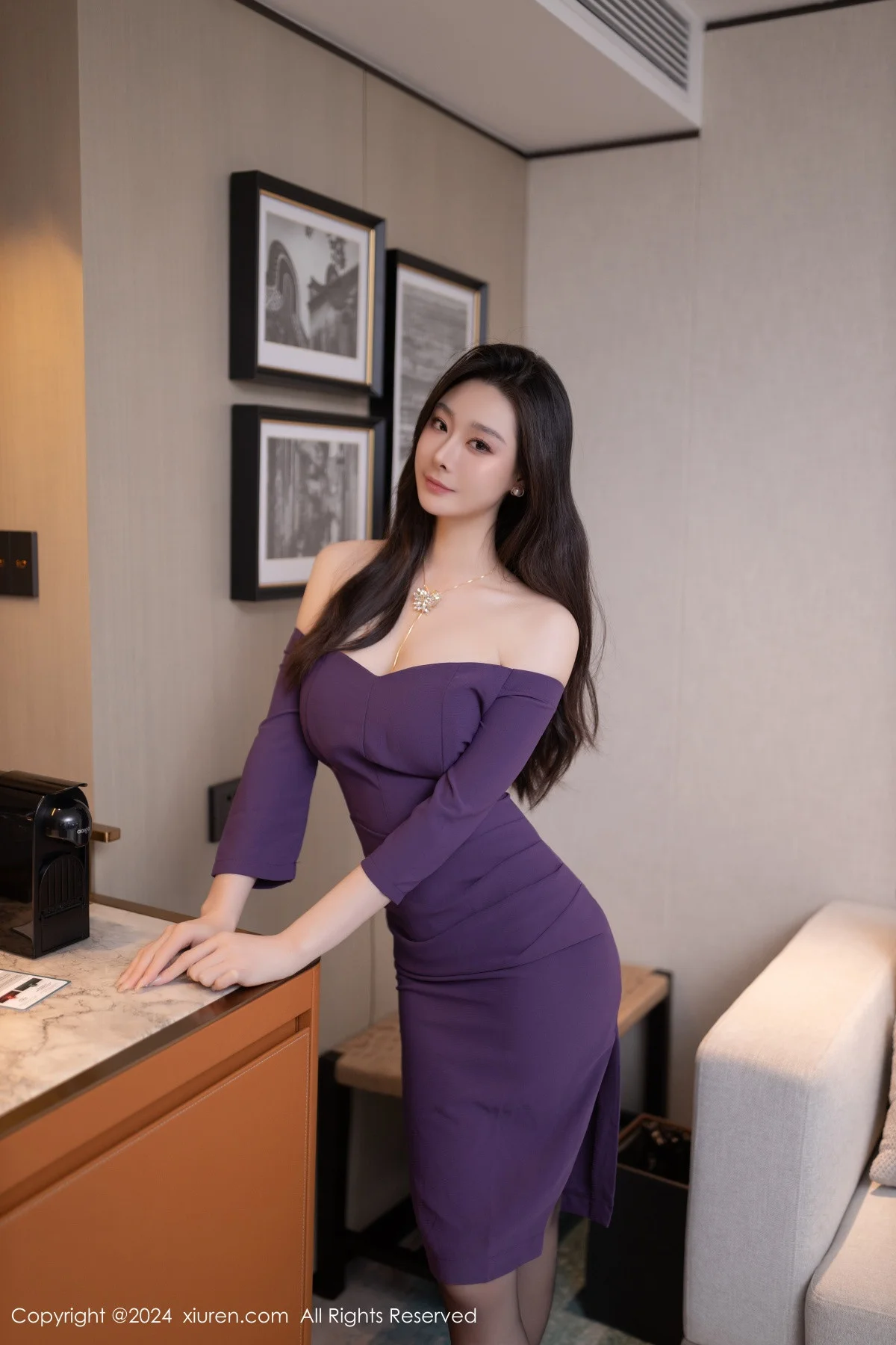 小逗逗性感紫色连衣短裙配超薄黑丝秀曼妙身姿完美绝美写真 第 1 张