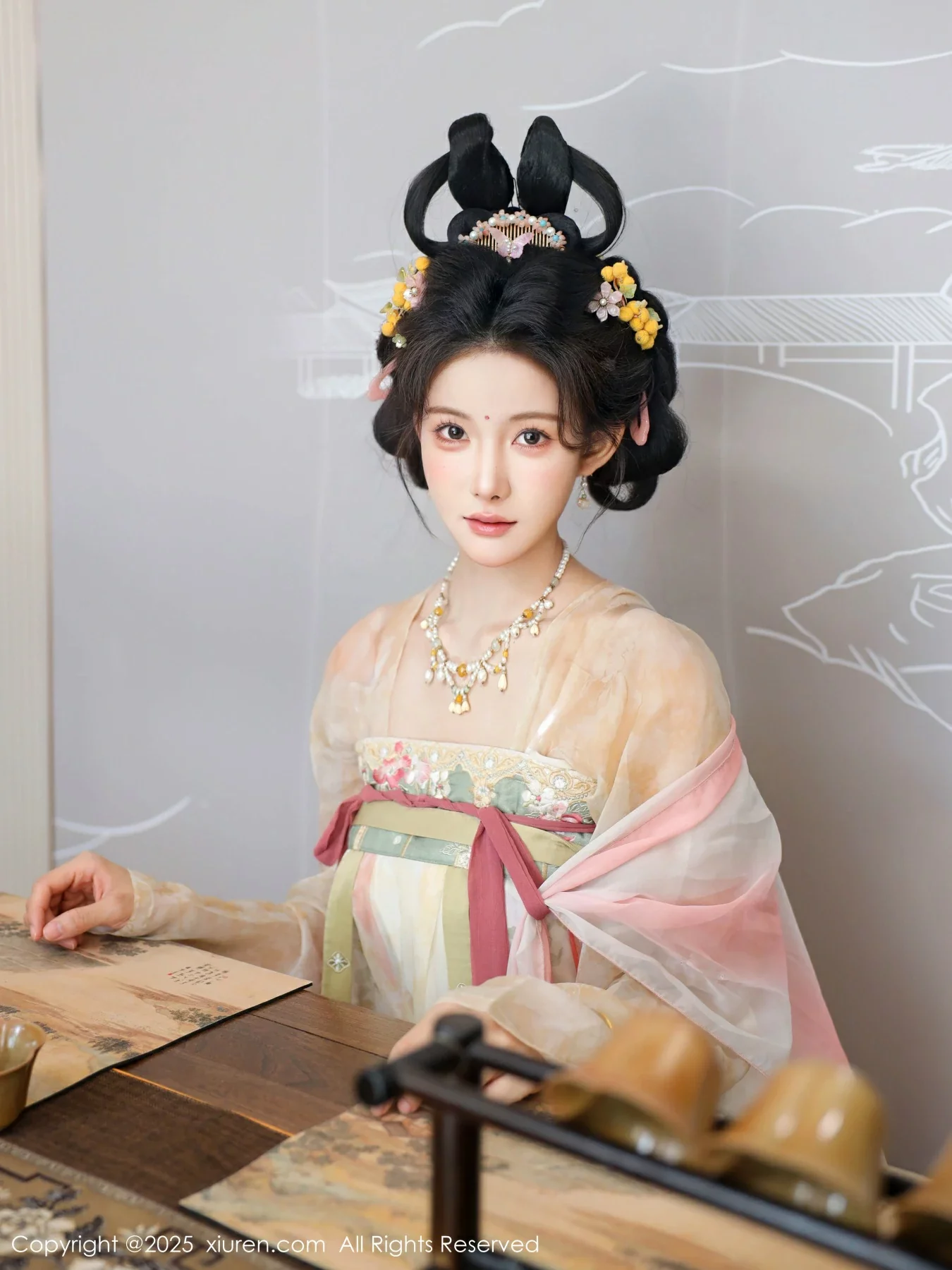 梨霜儿古典主题性感浅色古装服饰秀丰腴身材迷人美腿写真 第 10 张