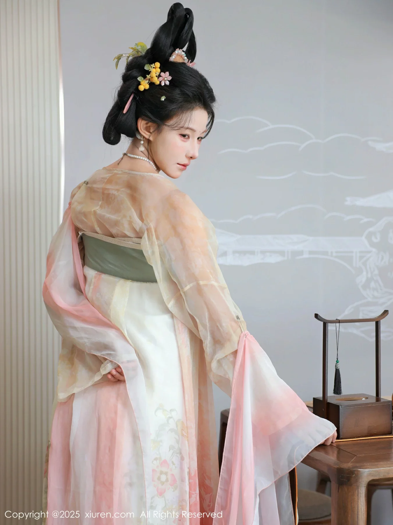 梨霜儿古典主题性感浅色古装服饰秀丰腴身材迷人美腿写真 第 17 张