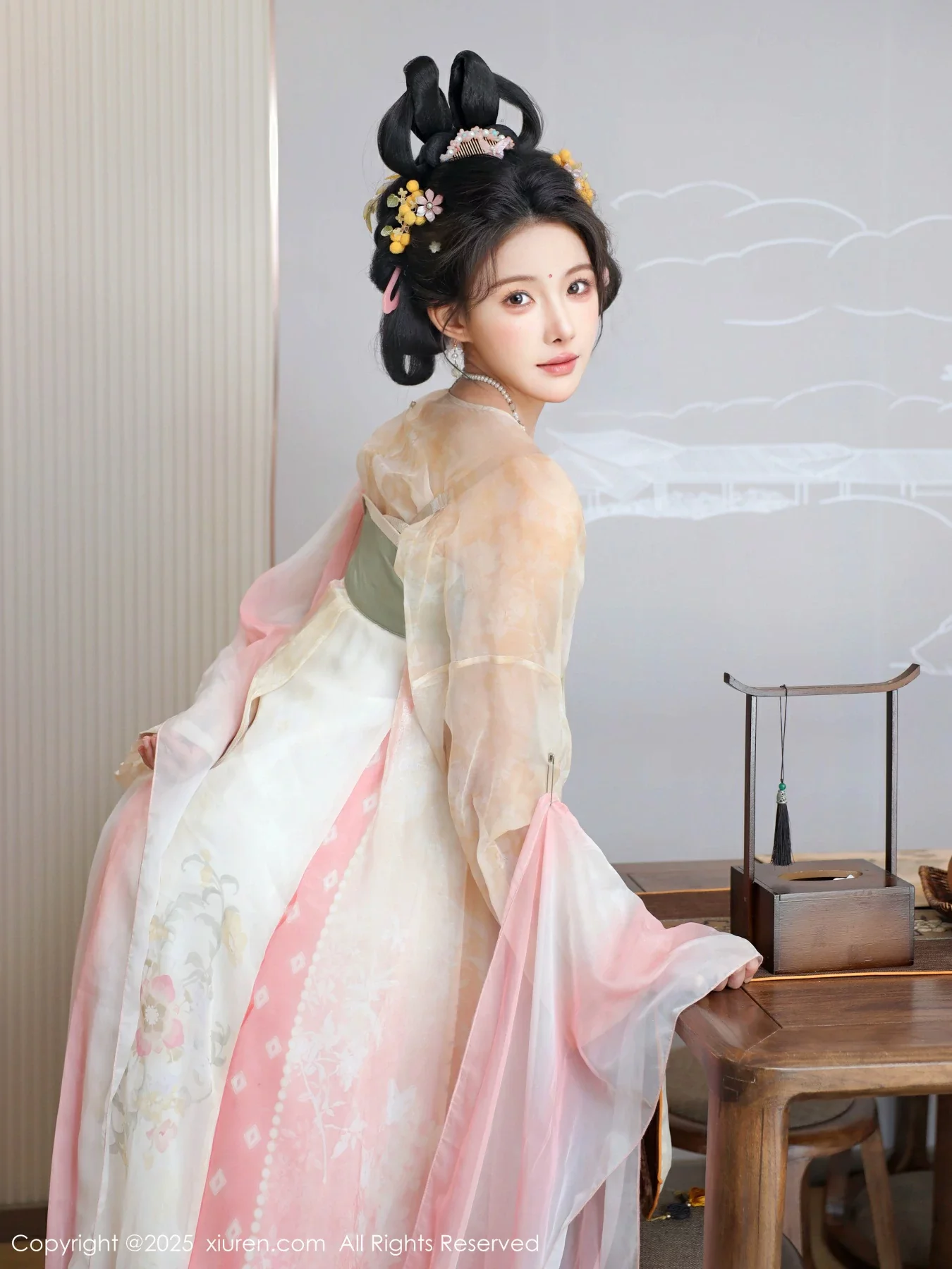 梨霜儿古典主题性感浅色古装服饰秀丰腴身材迷人美腿写真 第 19 张