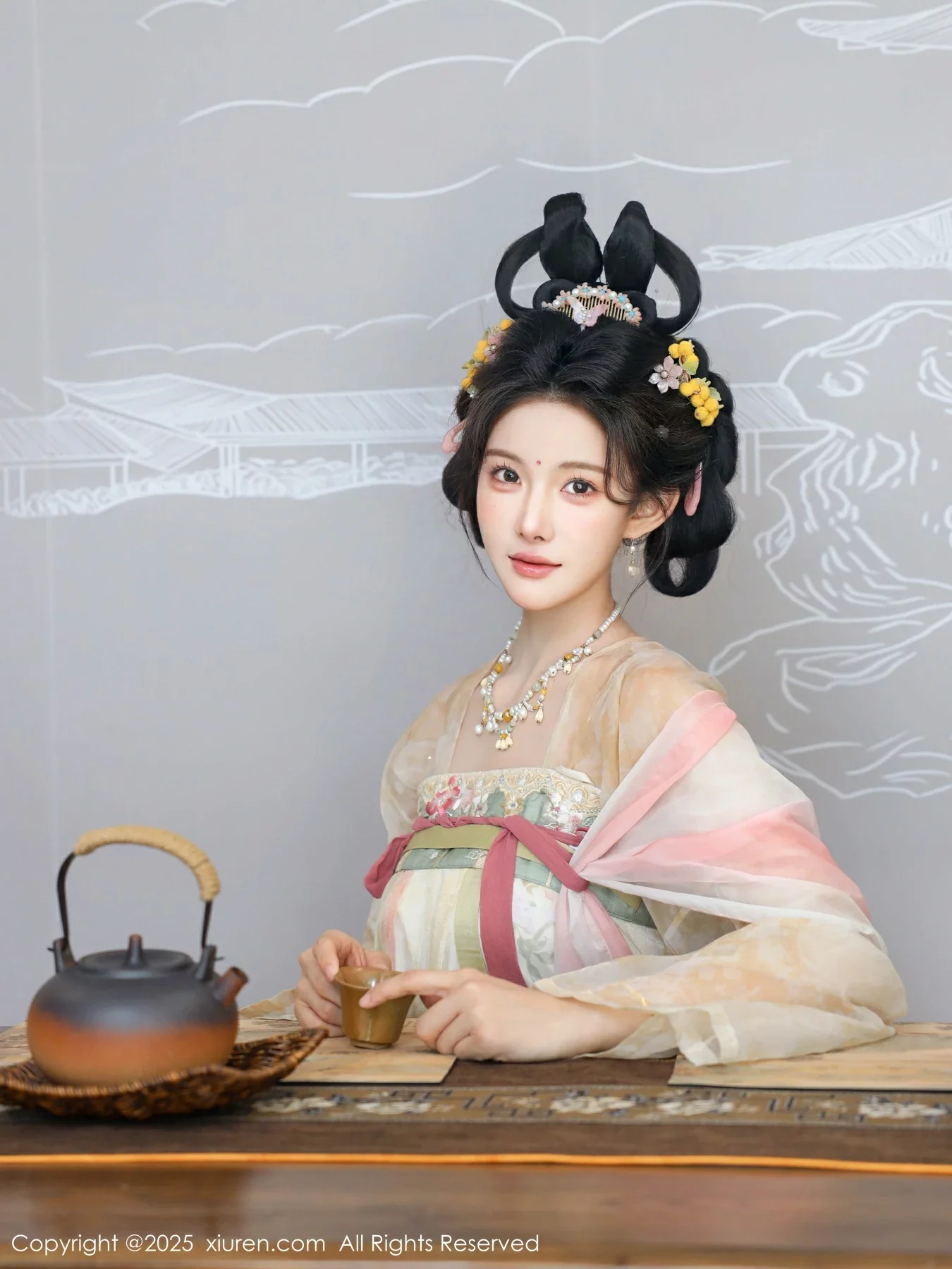 梨霜儿古典主题性感浅色古装服饰秀丰腴身材迷人美腿写真 第 2 张