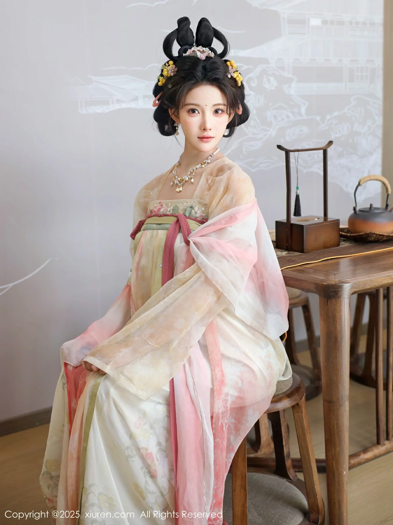 梨霜儿古典主题性感浅色古装服饰秀丰腴身材迷人美腿写真 第 22 张