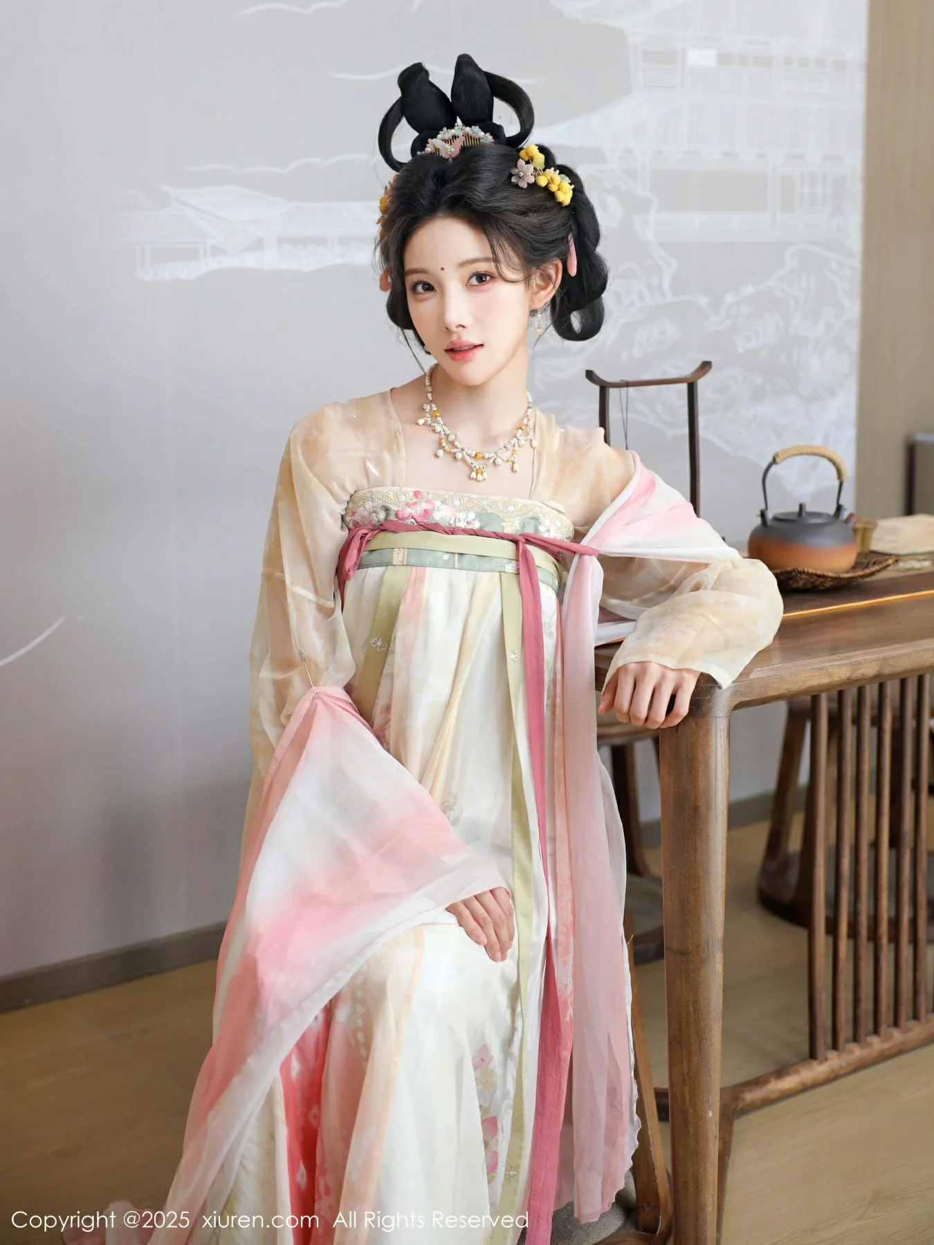 梨霜儿古典主题性感浅色古装服饰秀丰腴身材迷人美腿写真 第 24 张