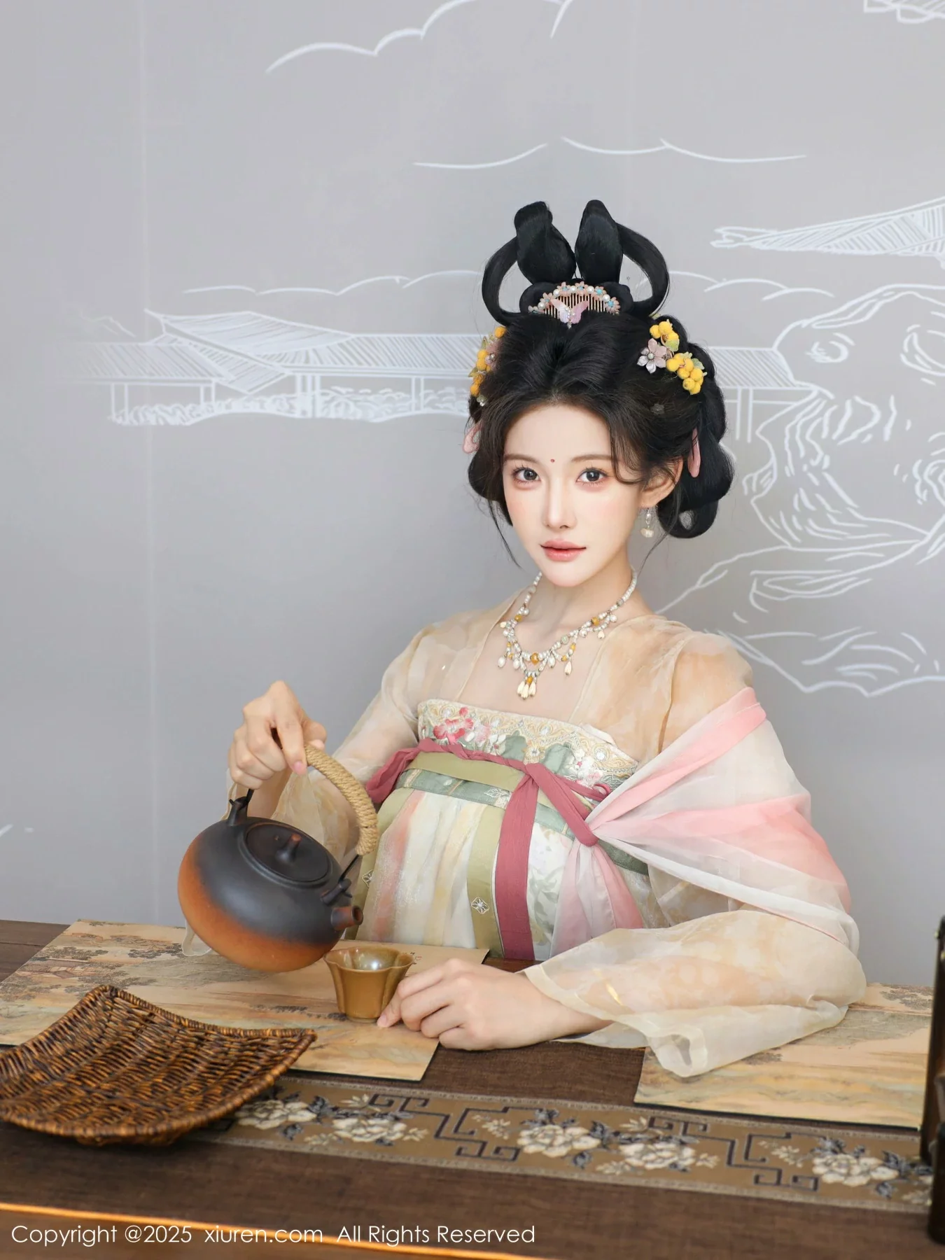 梨霜儿古典主题性感浅色古装服饰秀丰腴身材迷人美腿写真 第 3 张