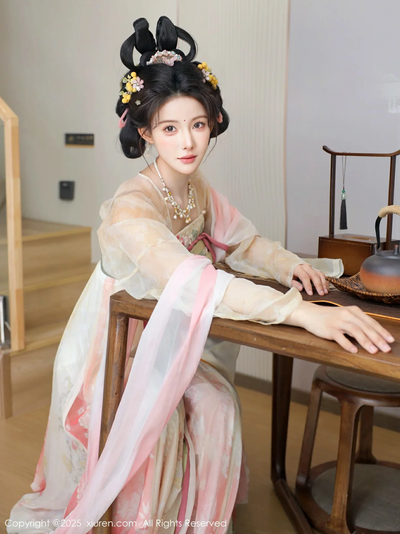 梨霜儿古典主题性感浅色古装服饰秀丰腴身材迷人美腿写真 第 30 张