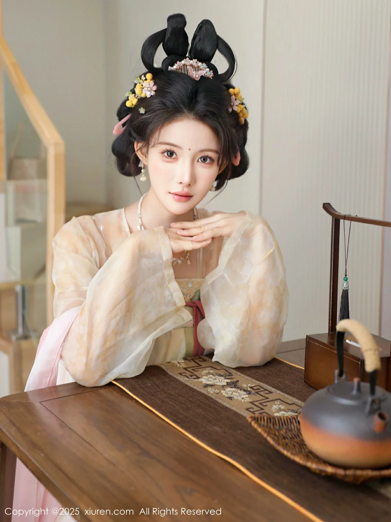 梨霜儿古典主题性感浅色古装服饰秀丰腴身材迷人美腿写真 第 32 张