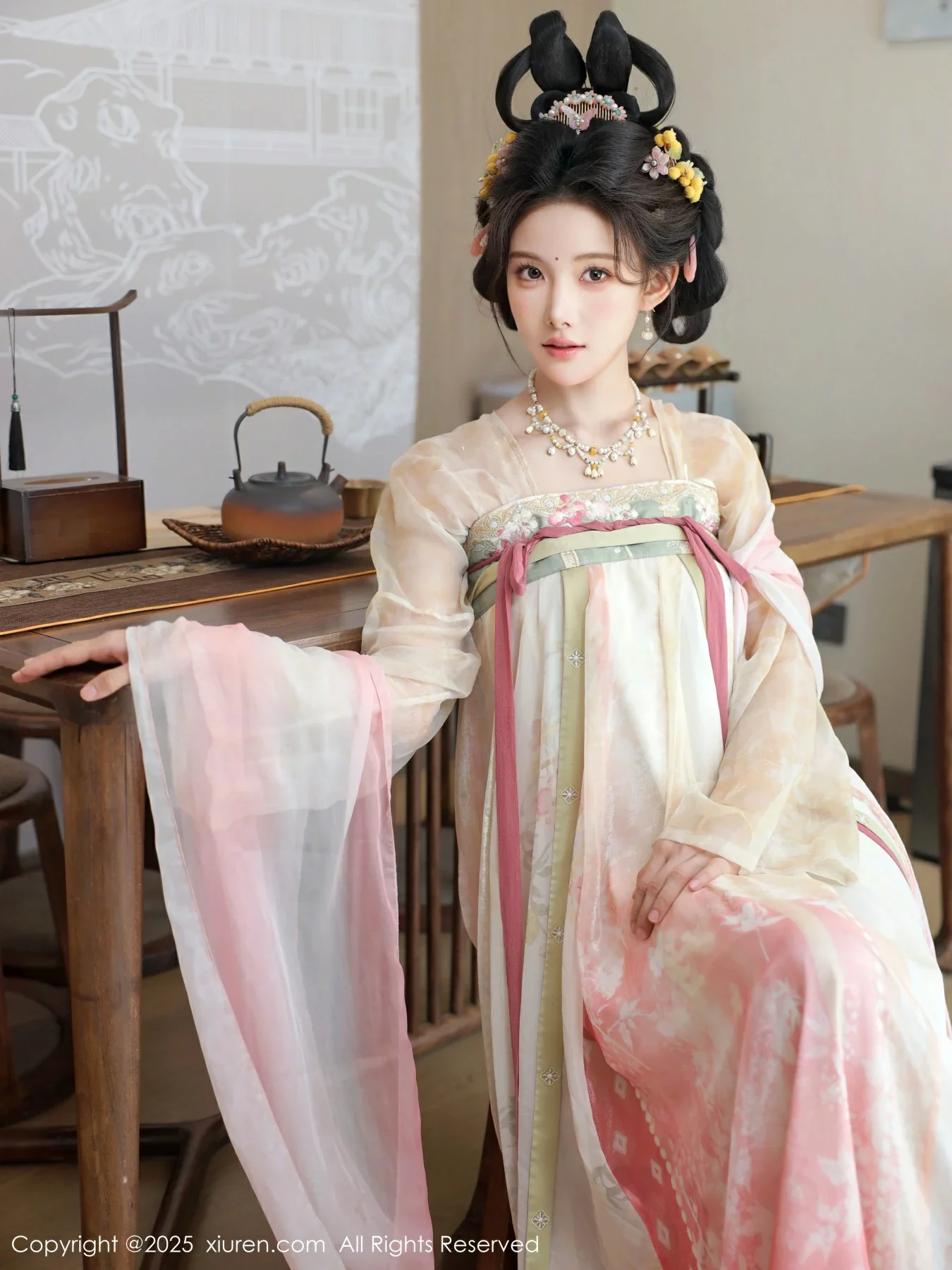 梨霜儿古典主题性感浅色古装服饰秀丰腴身材迷人美腿写真 第 40 张