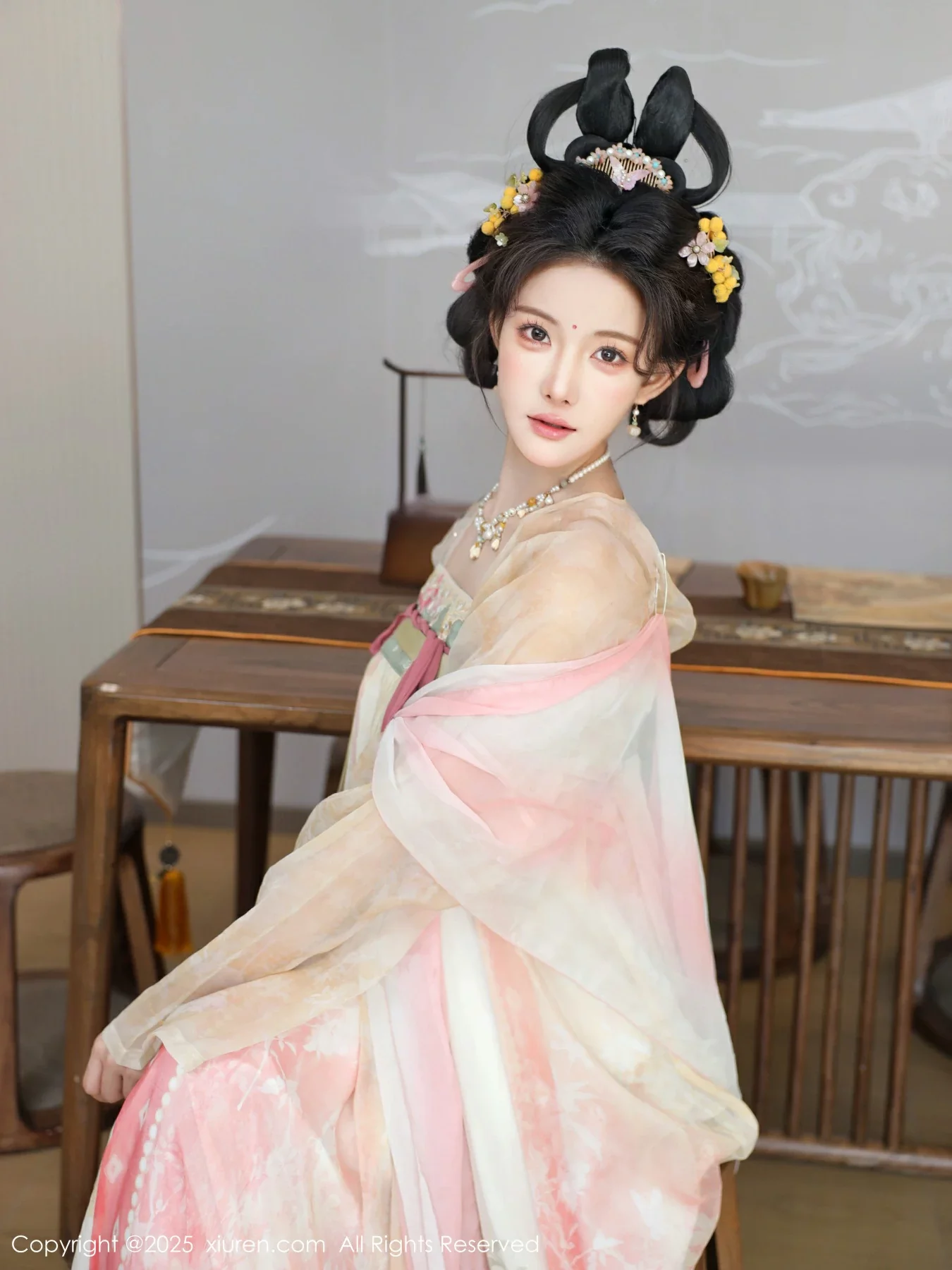 梨霜儿古典主题性感浅色古装服饰秀丰腴身材迷人美腿写真 第 46 张