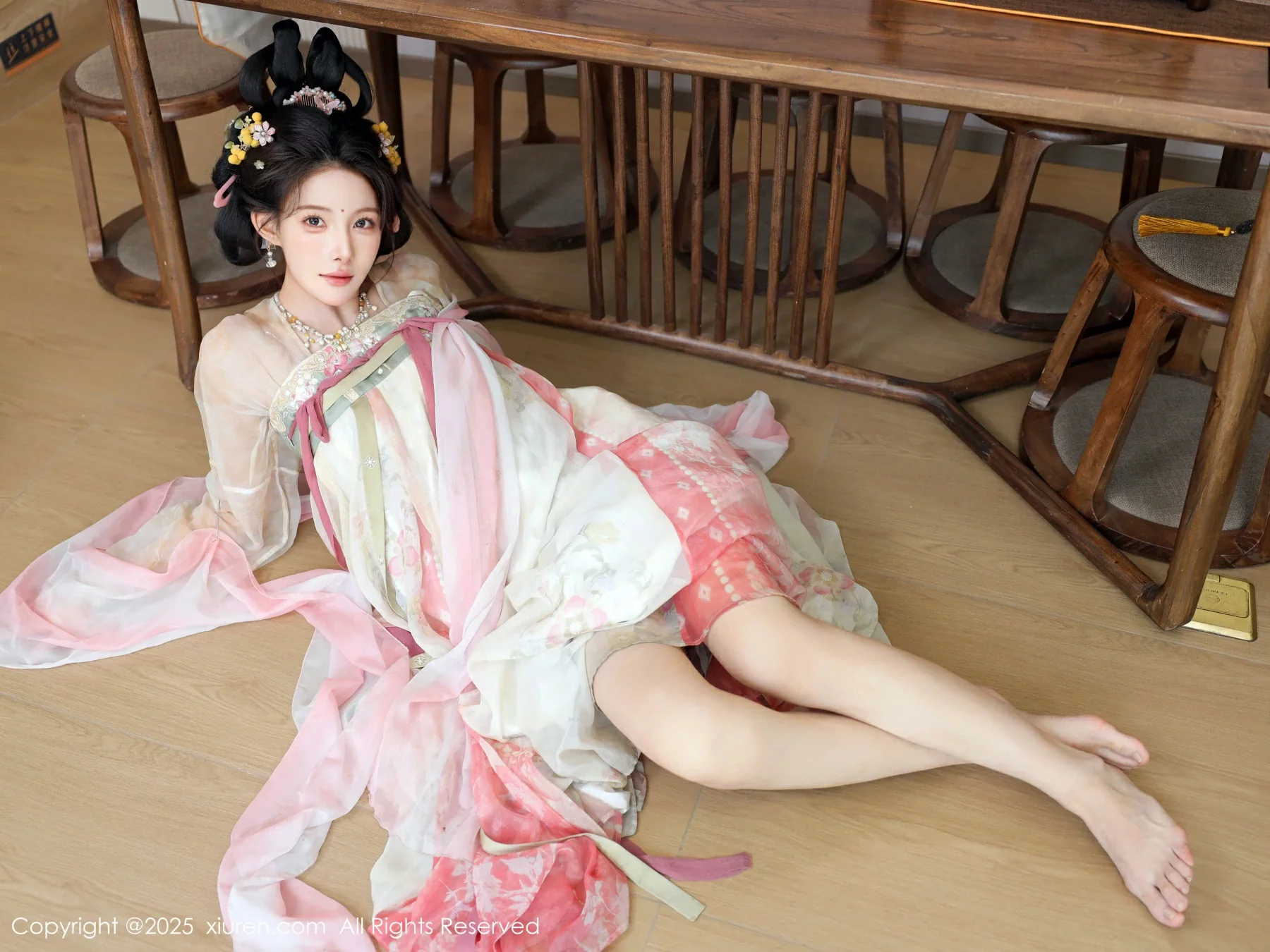 梨霜儿古典主题性感浅色古装服饰秀丰腴身材迷人美腿写真 第 66 张